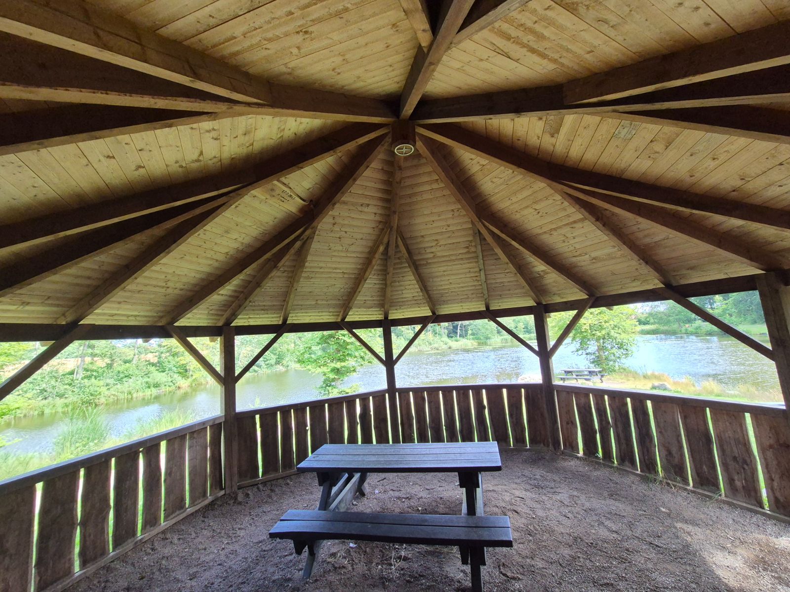 Madpakkehuset set indefra