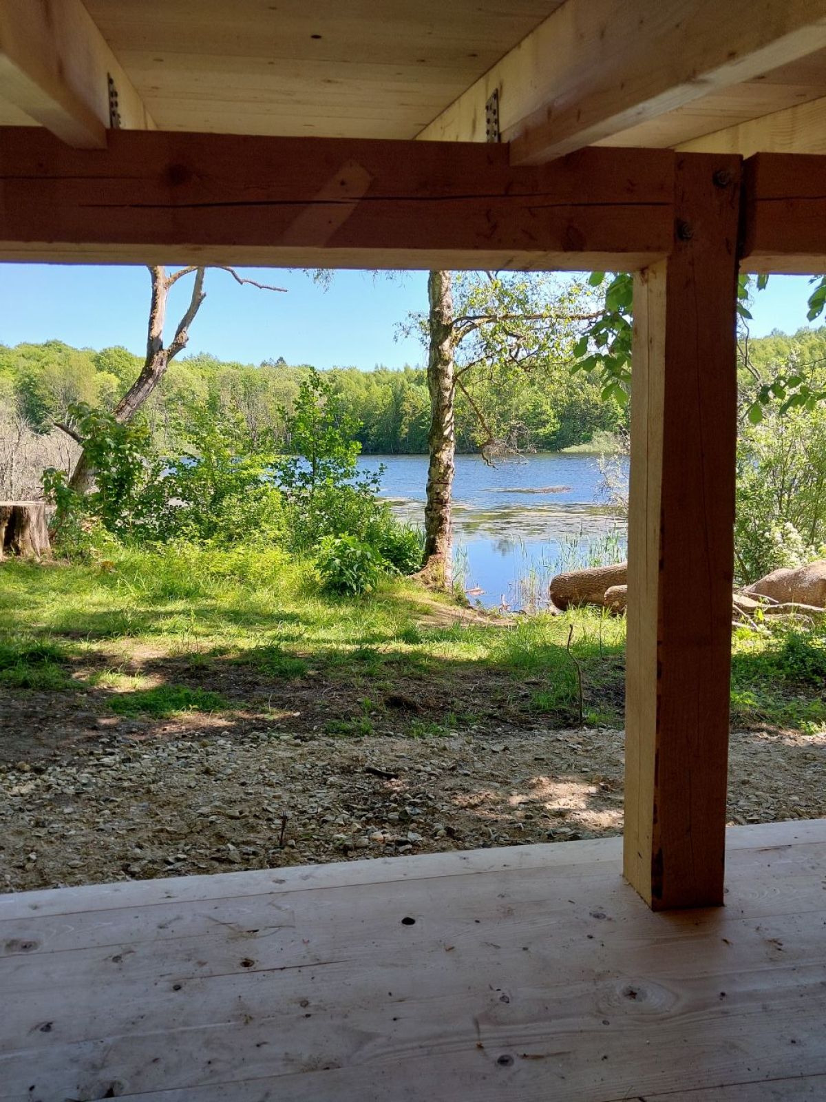 Udsigt inde fra shelter ud over sø
