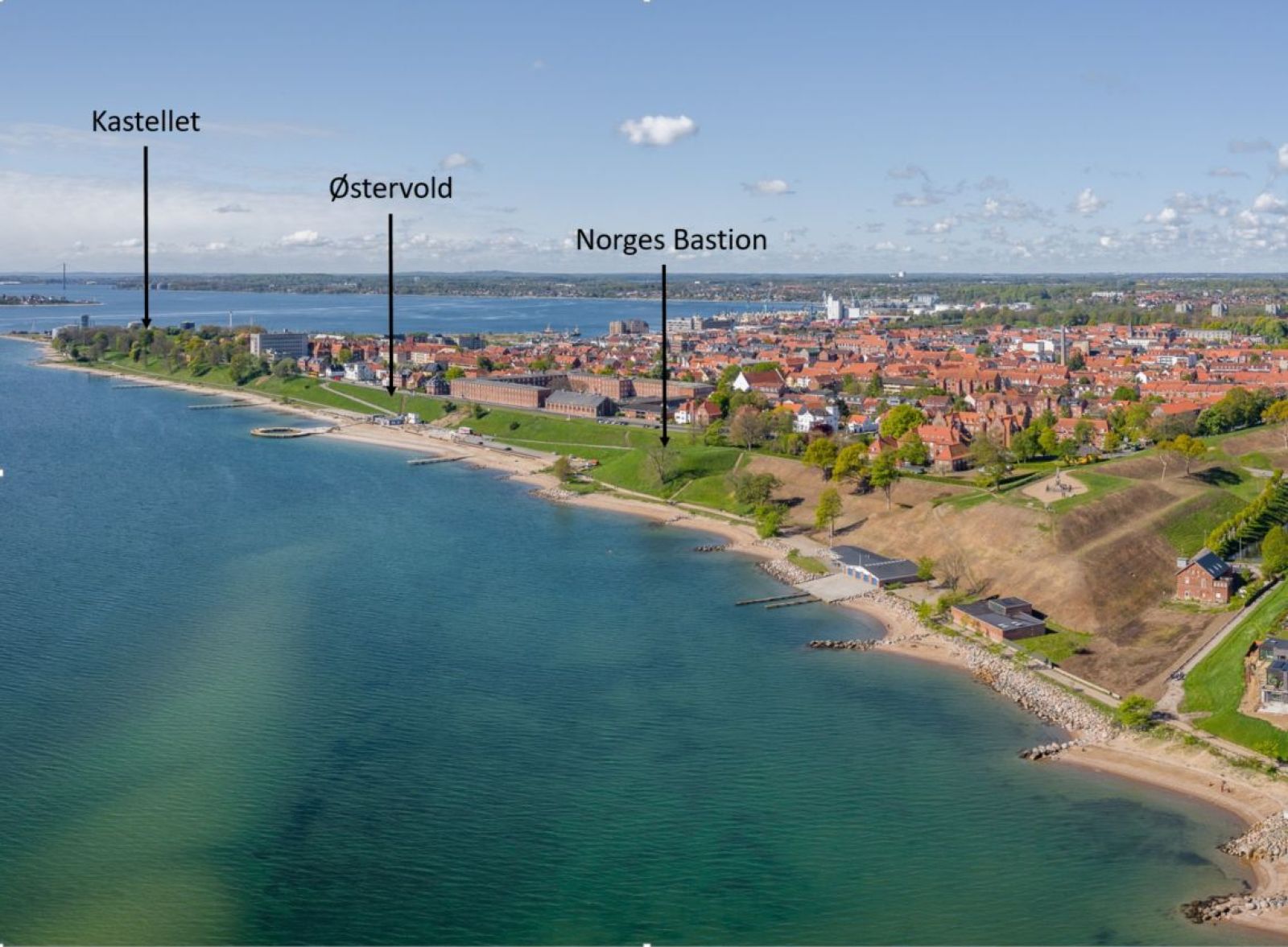 Luftfoto med placering af bastioner ud til Lillebælt