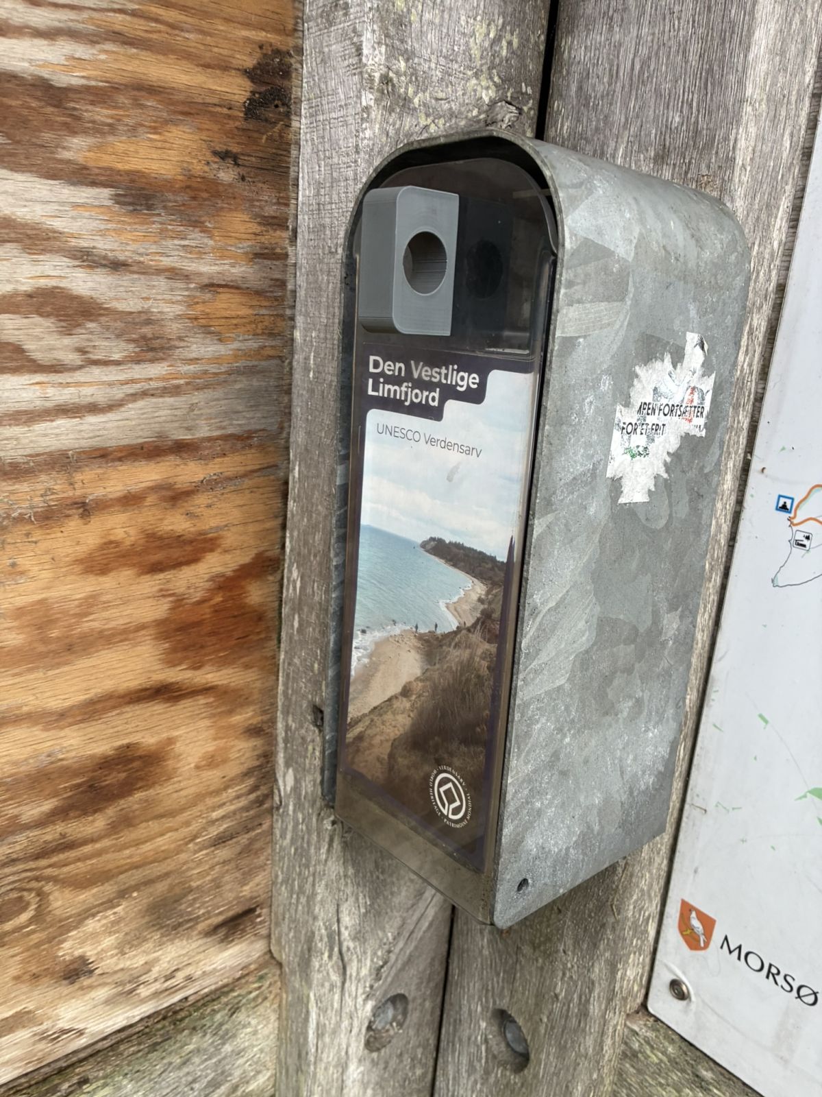 Holdere med foldere om Hanklit og UNESCO Verdensarv. Kan fås på parkeringspladsen ved Hanklit.