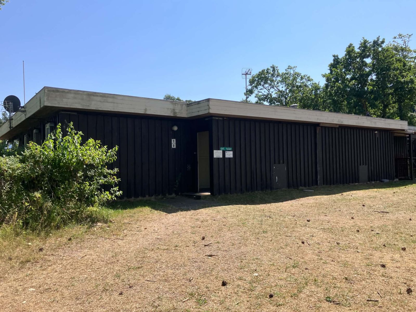 Toiletbygning ved stranden - sommeråbent