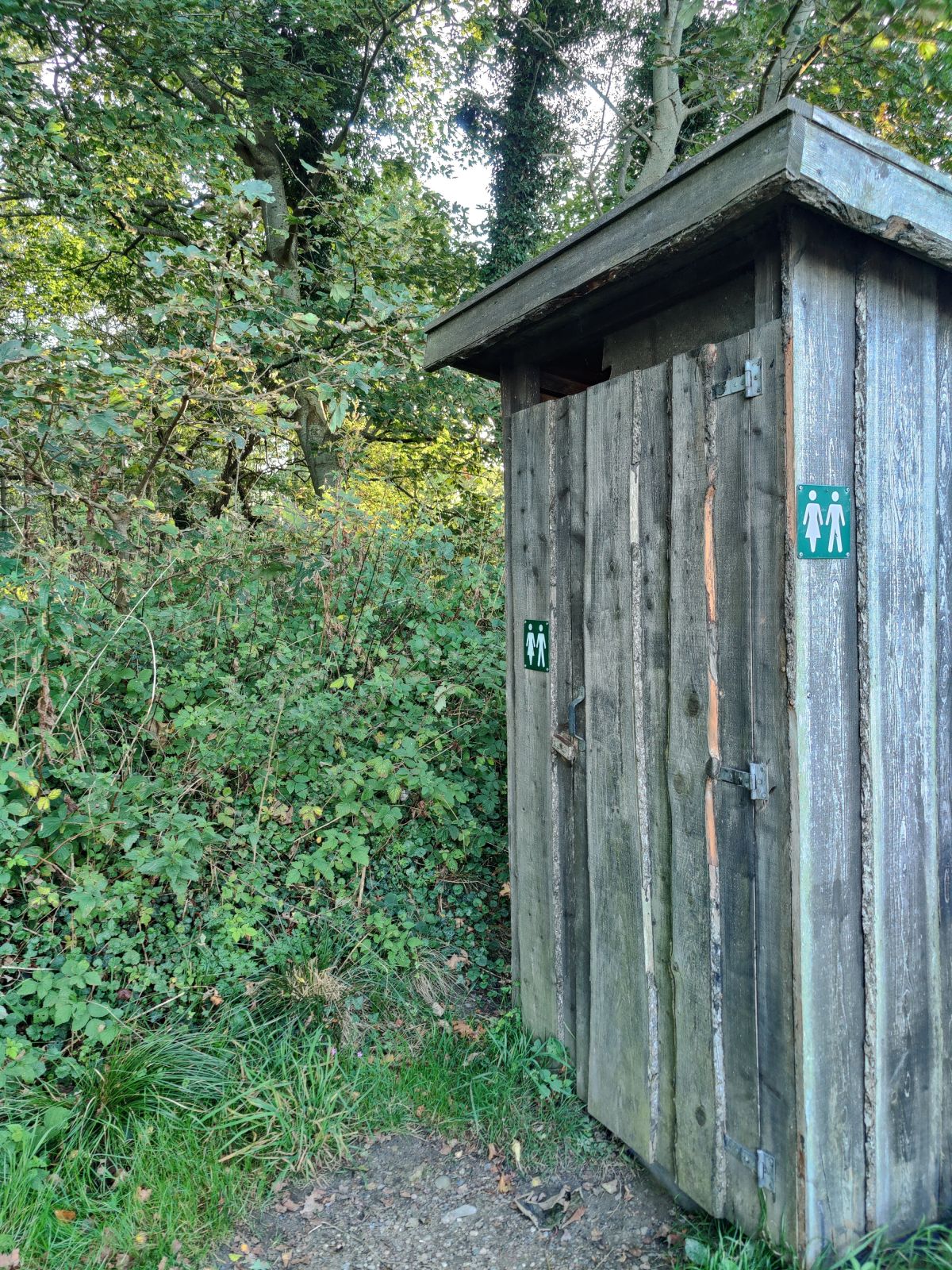 Pladsen er forsynet med et skovtoilet