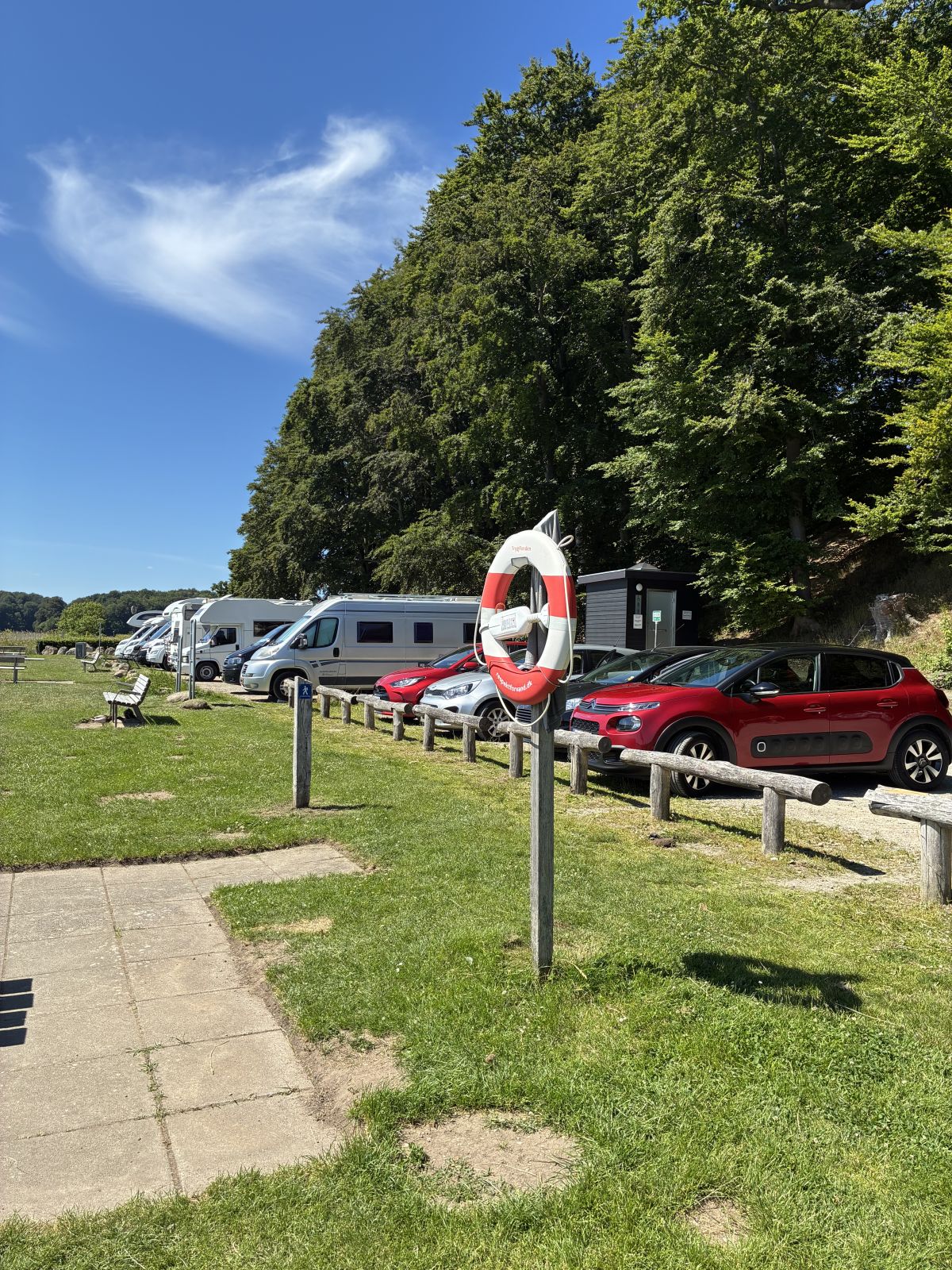 Parkeringsplads med både biler og autocampere