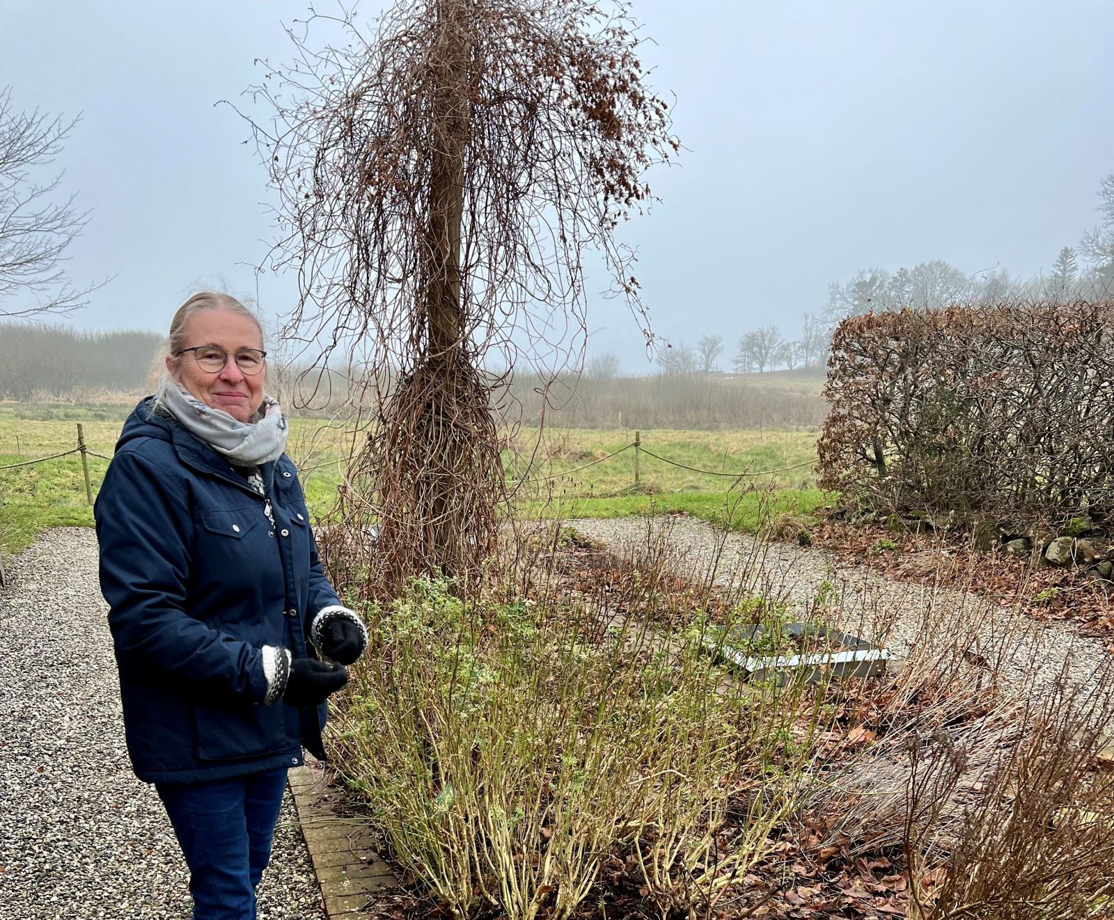 Museumsinspektør Lene Mollerup i klosterhaven i Øm