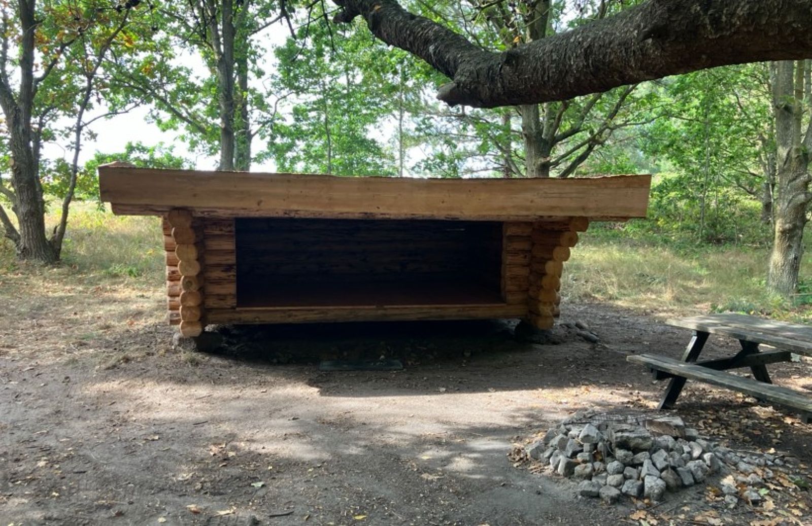 Foto af shelter med bålplads