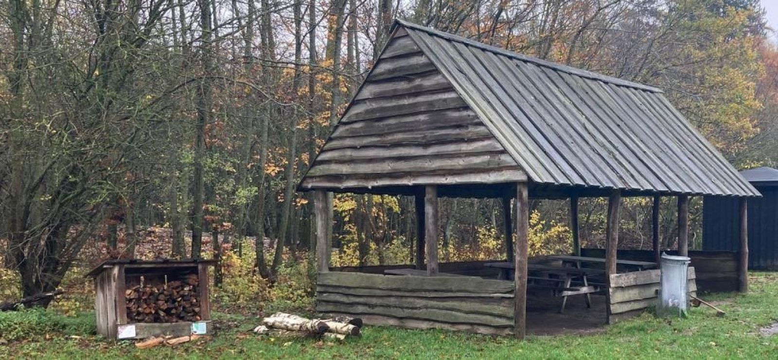 Parkering på P-pladsen ved Trunderupvej. Herfra er der ca. 150 m ad skrånende asfaltvej til madpakkehuset.