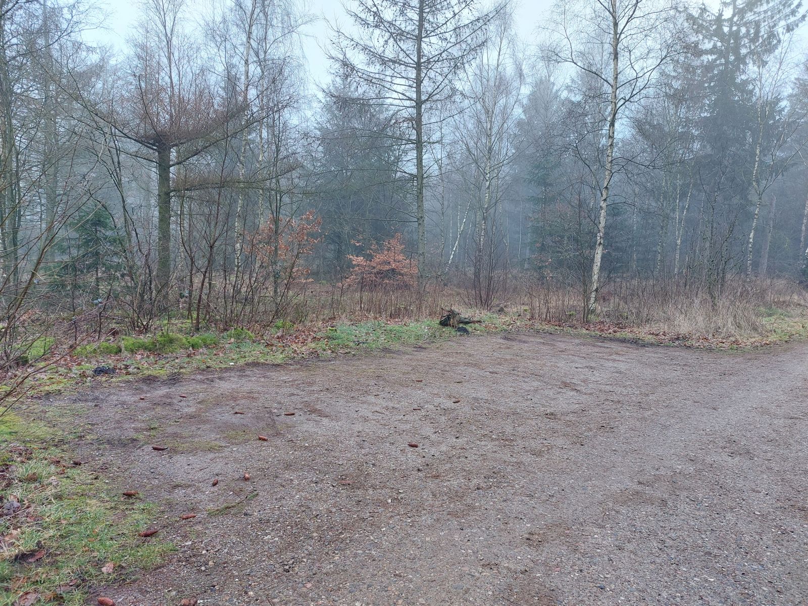 Lille grusparkeringsplads