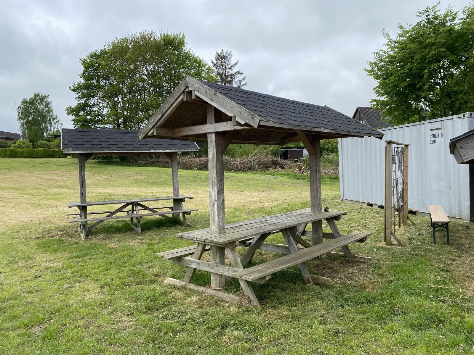 Flere overdækkede bænke på "Fælleren"