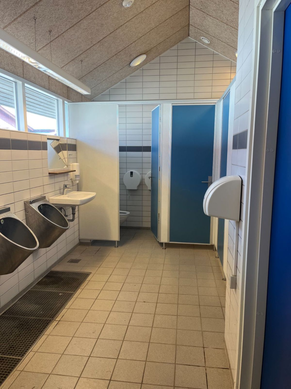 Toiletbygning bag døren