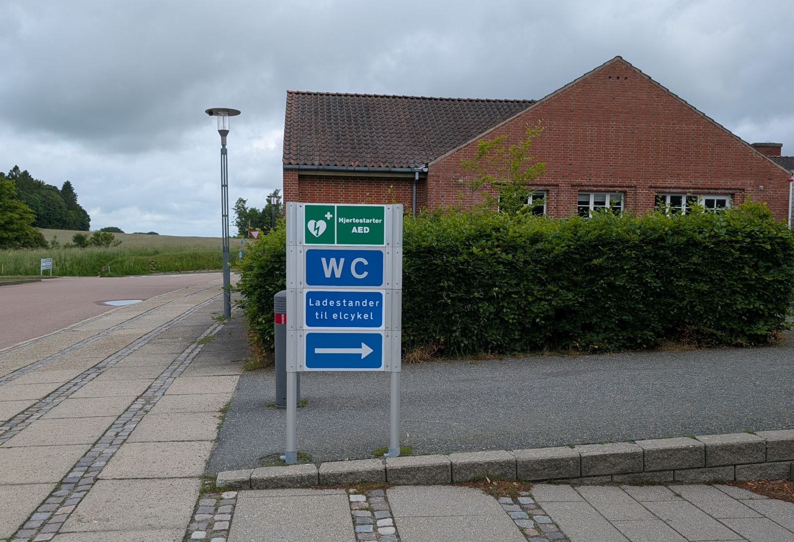 Der skiltet til toiletterne fra parkeringsområdet