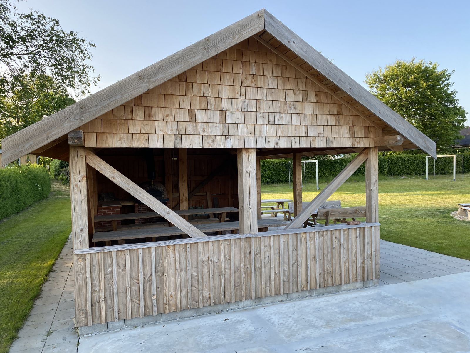 Madpakkehus med borde-bænke