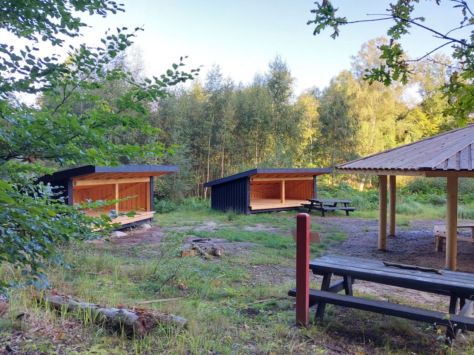 Oversigt over de 2 shelters og bålplads