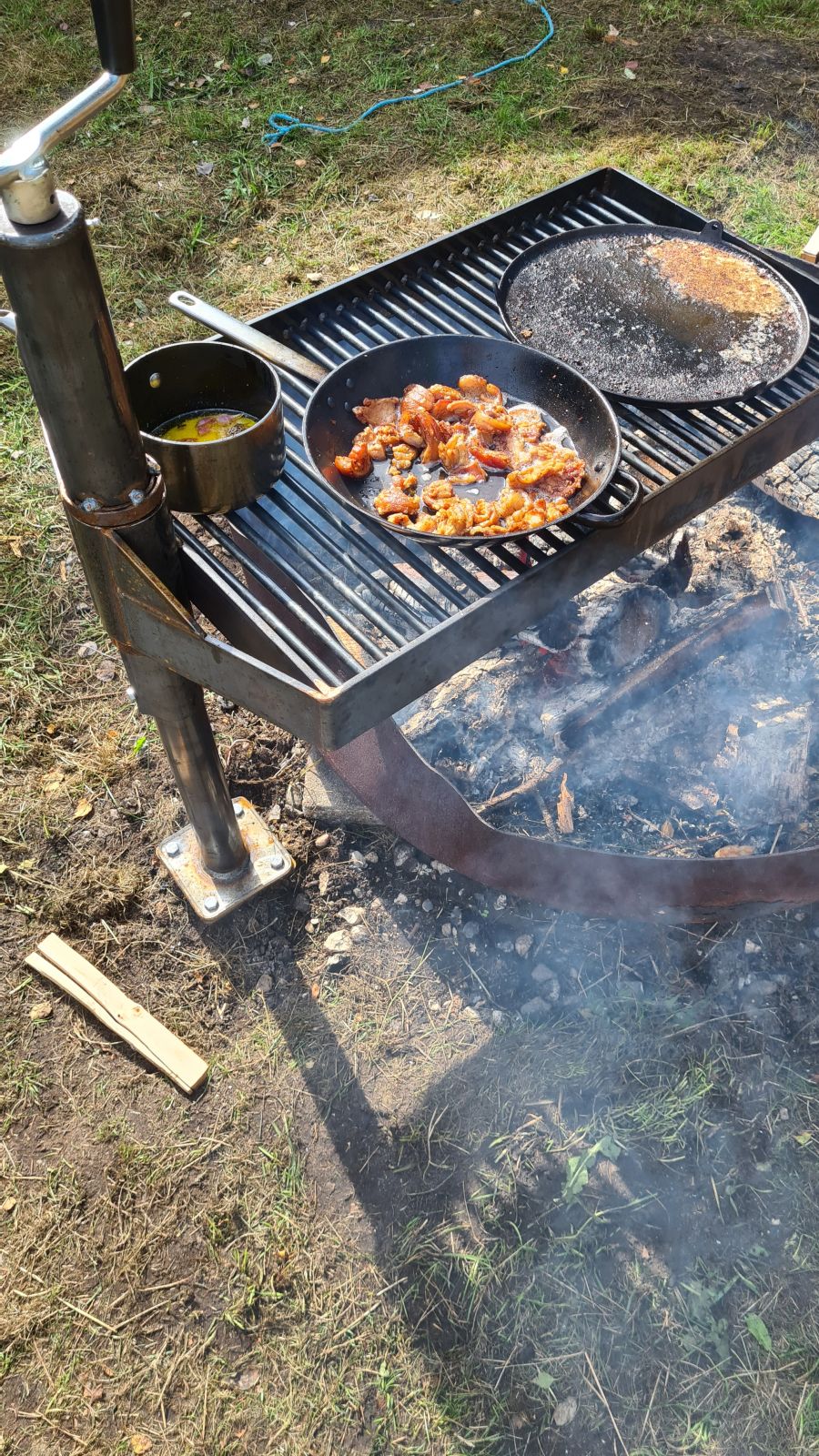 Der findes bålrist og brænde