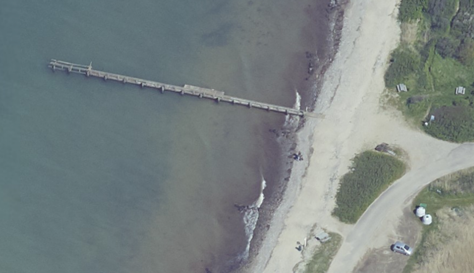 Sandstranden er ca. 10 m bred.  Badebroen har trædæk på ca. 1,3 m bredde. Der er rækværk i den ene side. Fra dækket ned til vandoverfladen er der ca. 1 meter. Der er to trappestiger på broen.