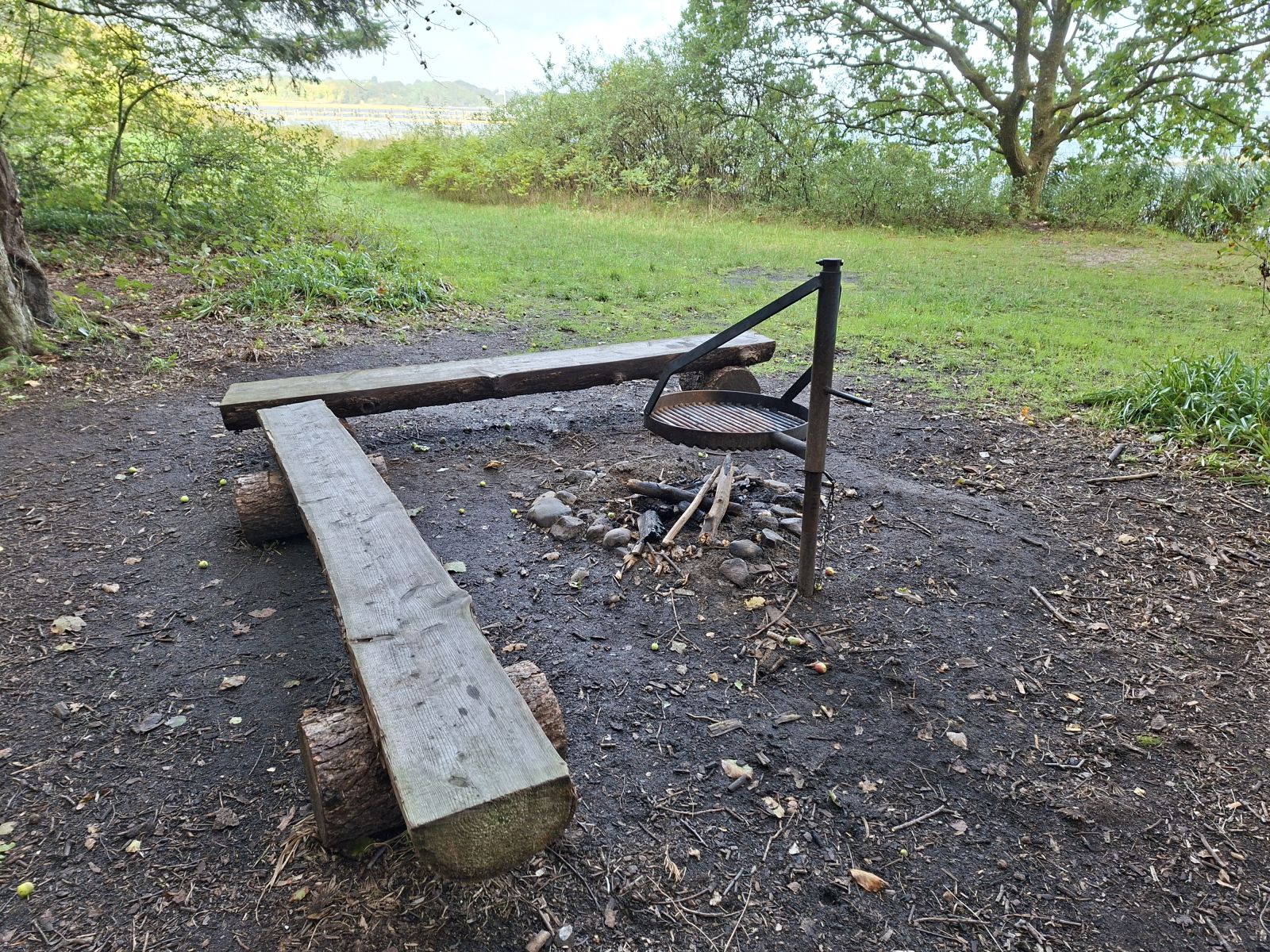 bålplads med grill og bænke
