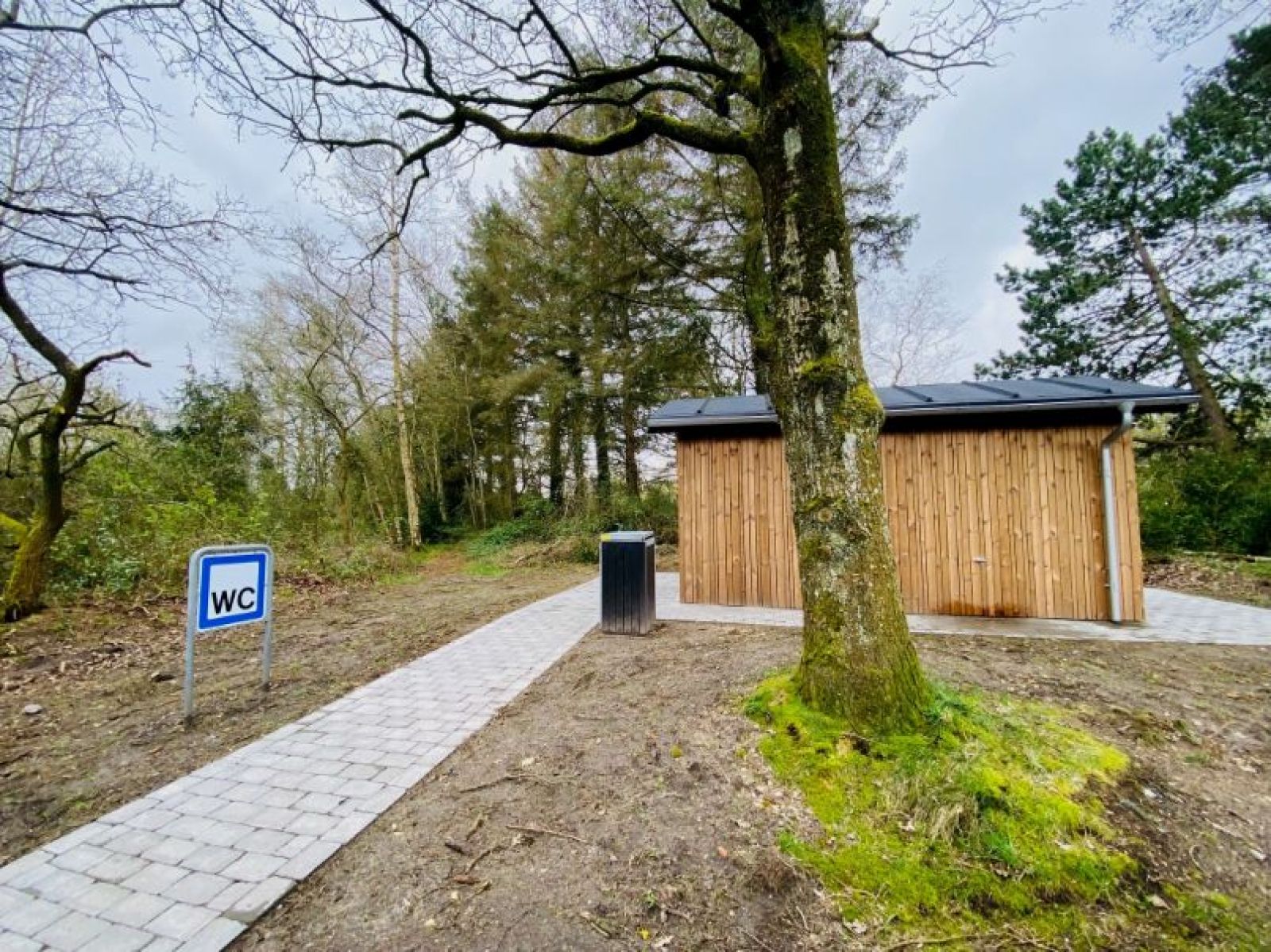 Toilet udvendig med handicap adgang