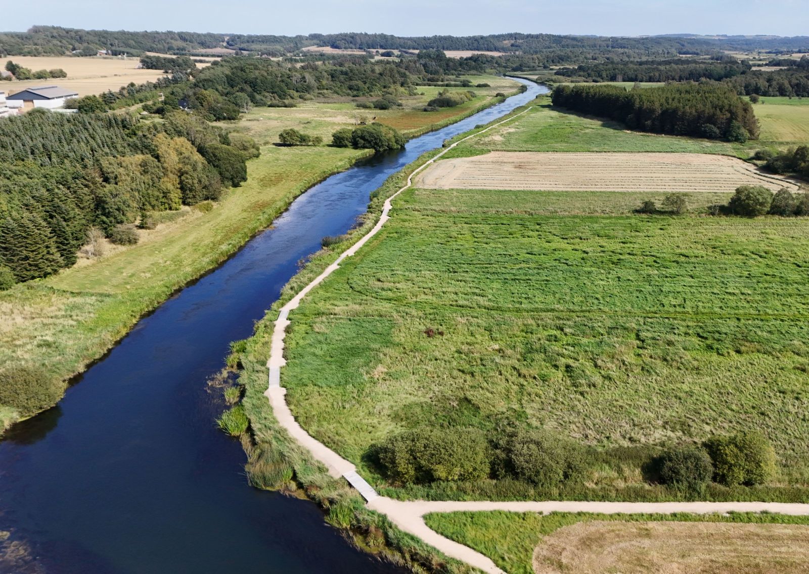 Dronefoto af Gudenåen mellem Ulstrup og Åbro, Vellev Mose