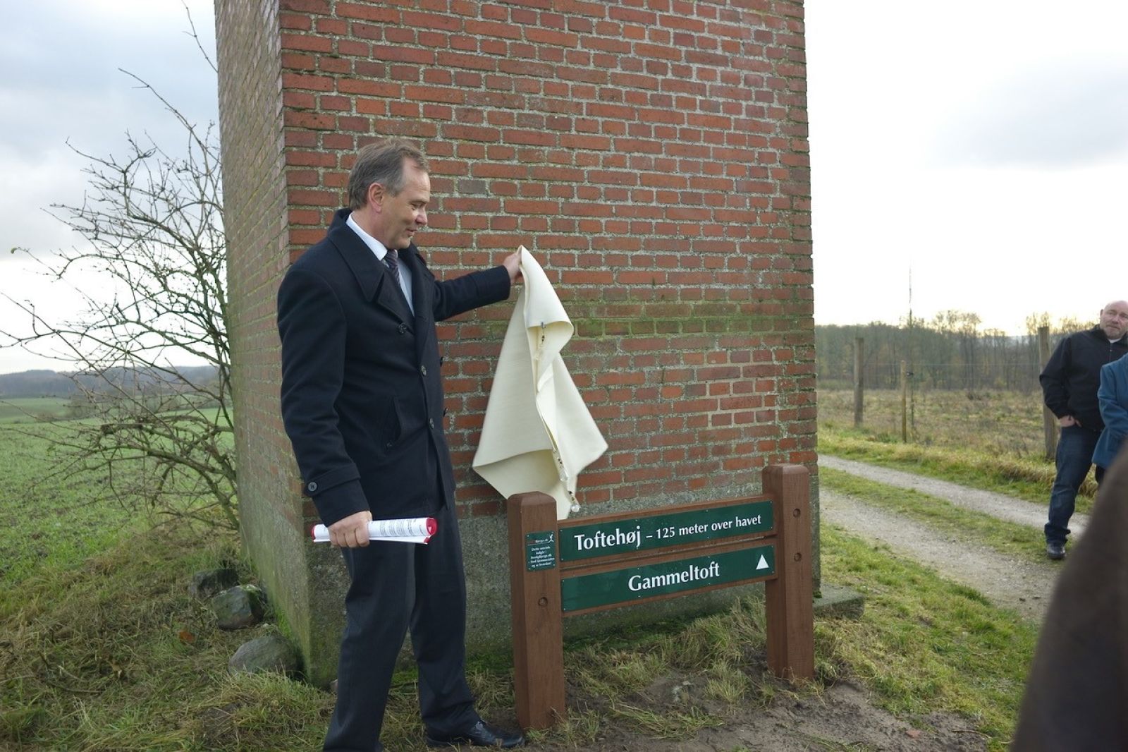 Fra indvielsen af Toftehøj den 13. november 2008. På billedet ses daværende borgmester Jan Trøjborg (1955-2012). Talen blev holdt af Roger Pihl, Norge (som også har udlånt dette foto fra indvielsen)