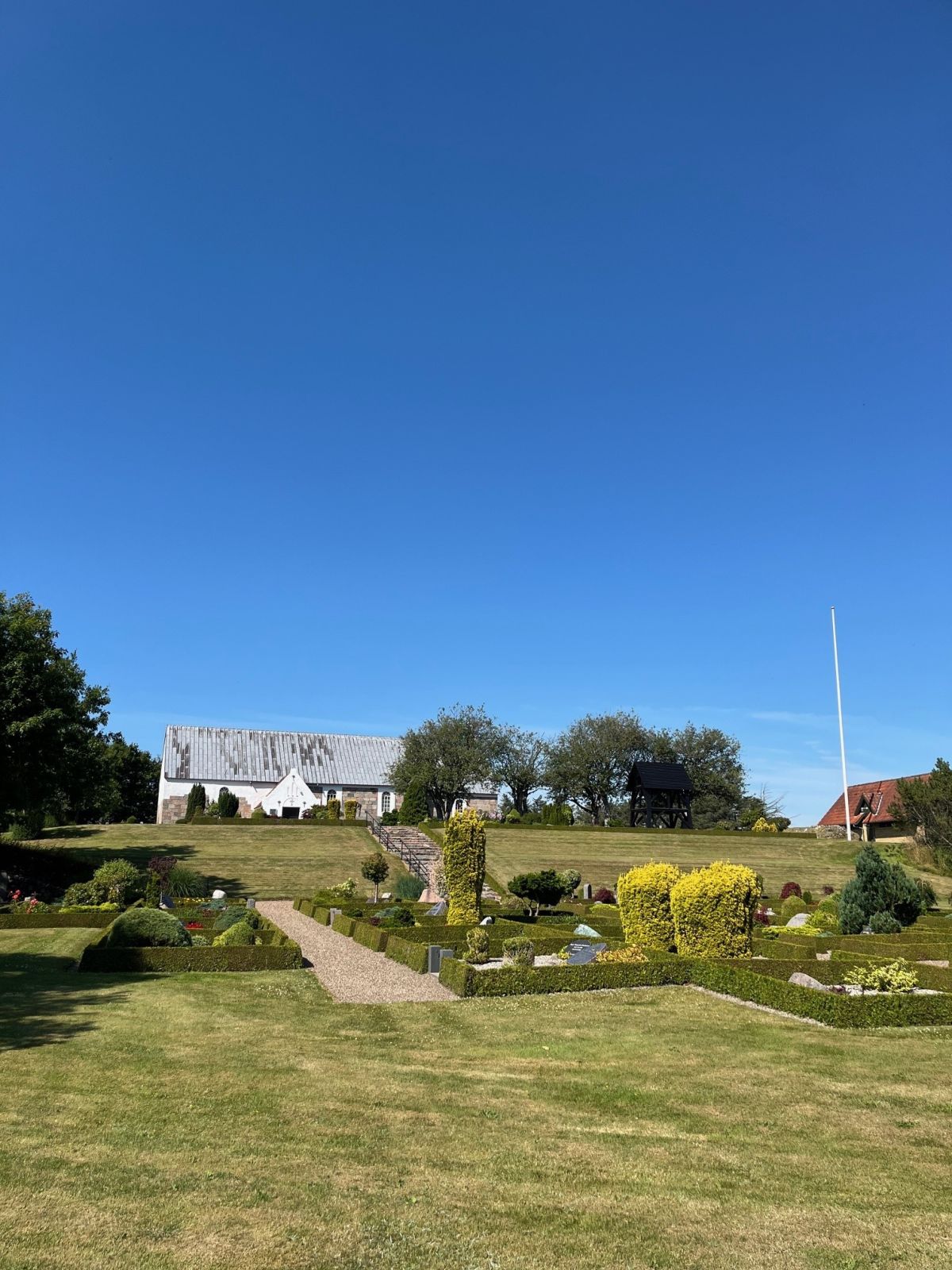 Jelstrup Kirke og kirkegård. 