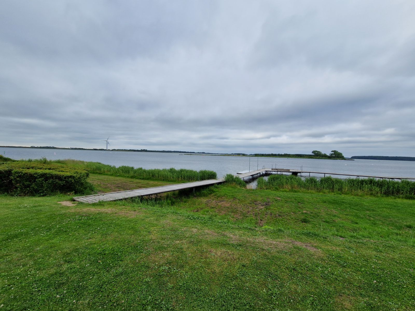 Fiskeplatform og krible/krablebro ved Hestehovedet set fra land mod vandet