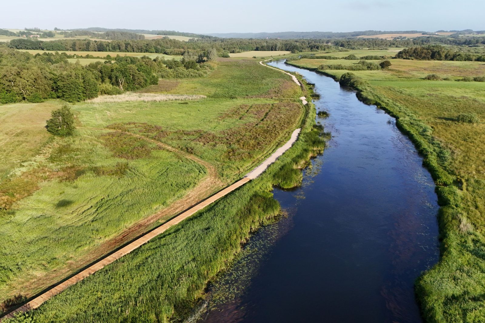 Dronefoto af Gudenåen mellem Ulstrup og Åbro, Vellev Mose