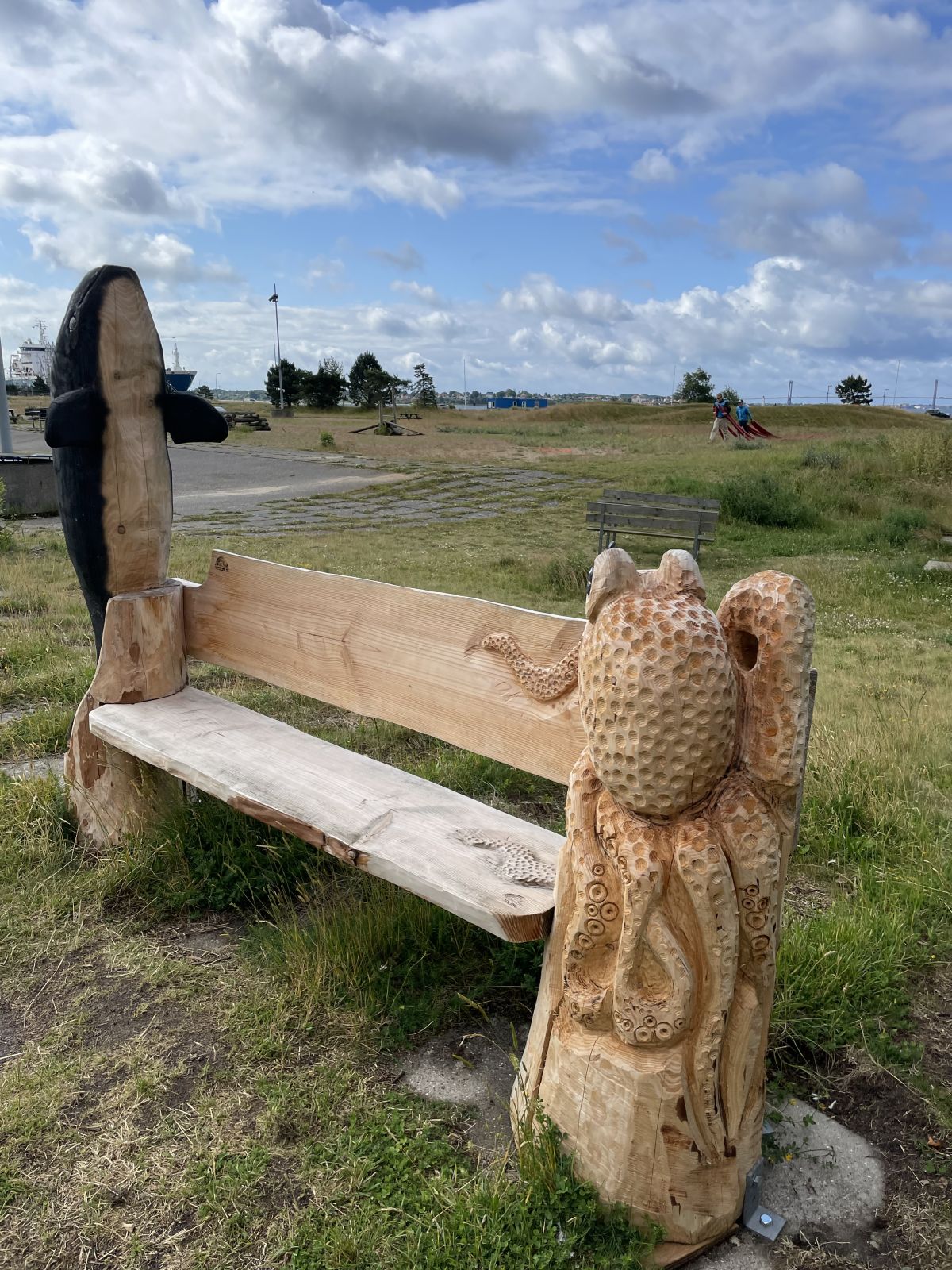 Fotoet viser en bænk med maritime træfigurer