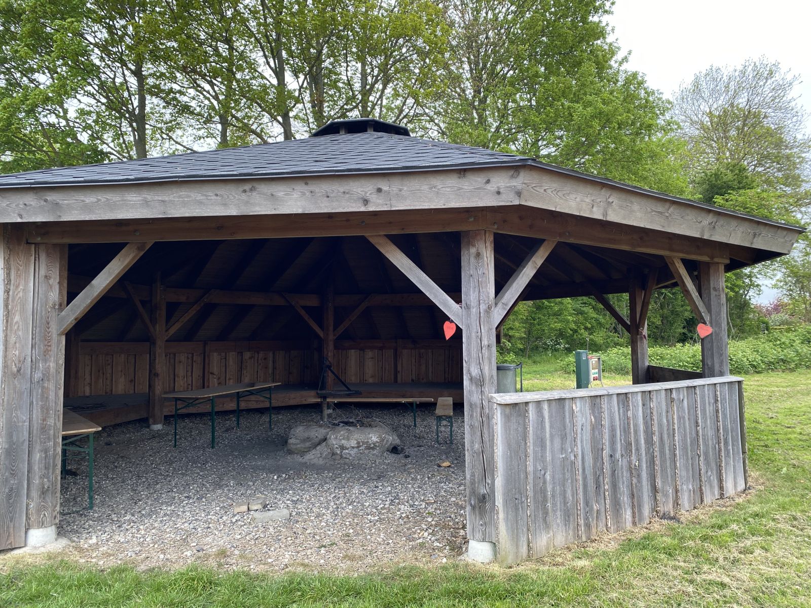 Bålhytte set udefra med åbninger