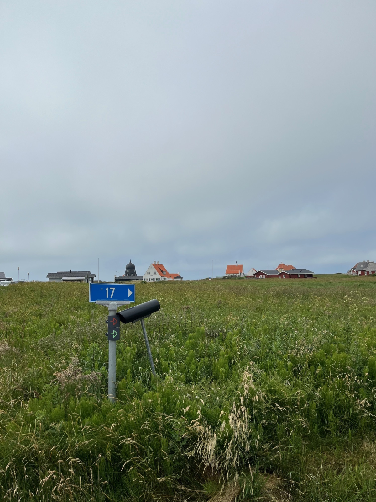 Udsigt til de store villaer i Lønstrup. Man vil på flere steder af ruten se, at Grøn og Rød Kløversti går parallelt.