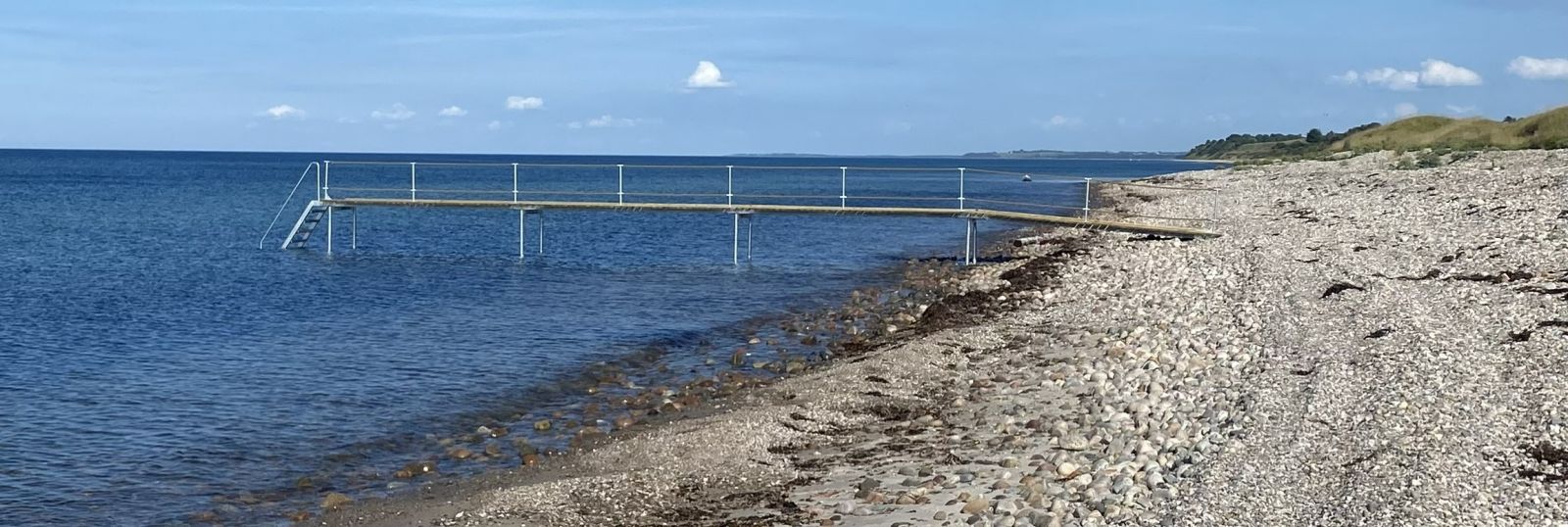 Badebroen set i retning mod øst og mod Havneby