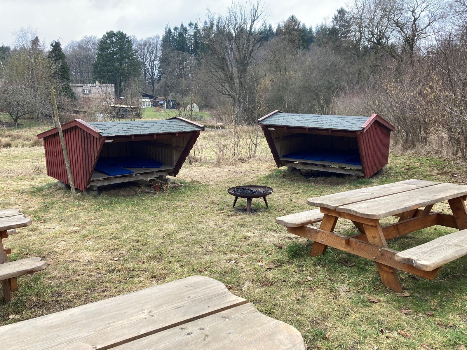 Lille shelterplads med 2 sheltere         