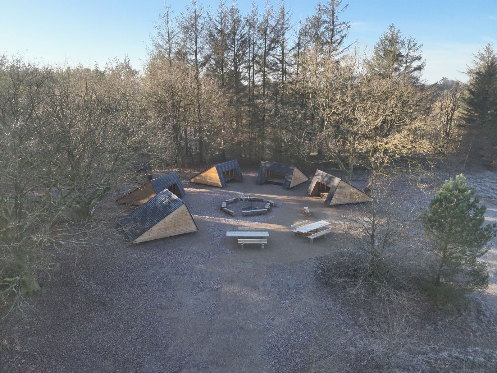 Bålplads med grill på shelterplads ved Sundhedslaboratoriet