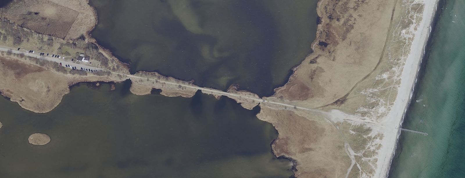 Luftfoto af Ølsemagle Revle med badebro, strand og ishus og toiletter