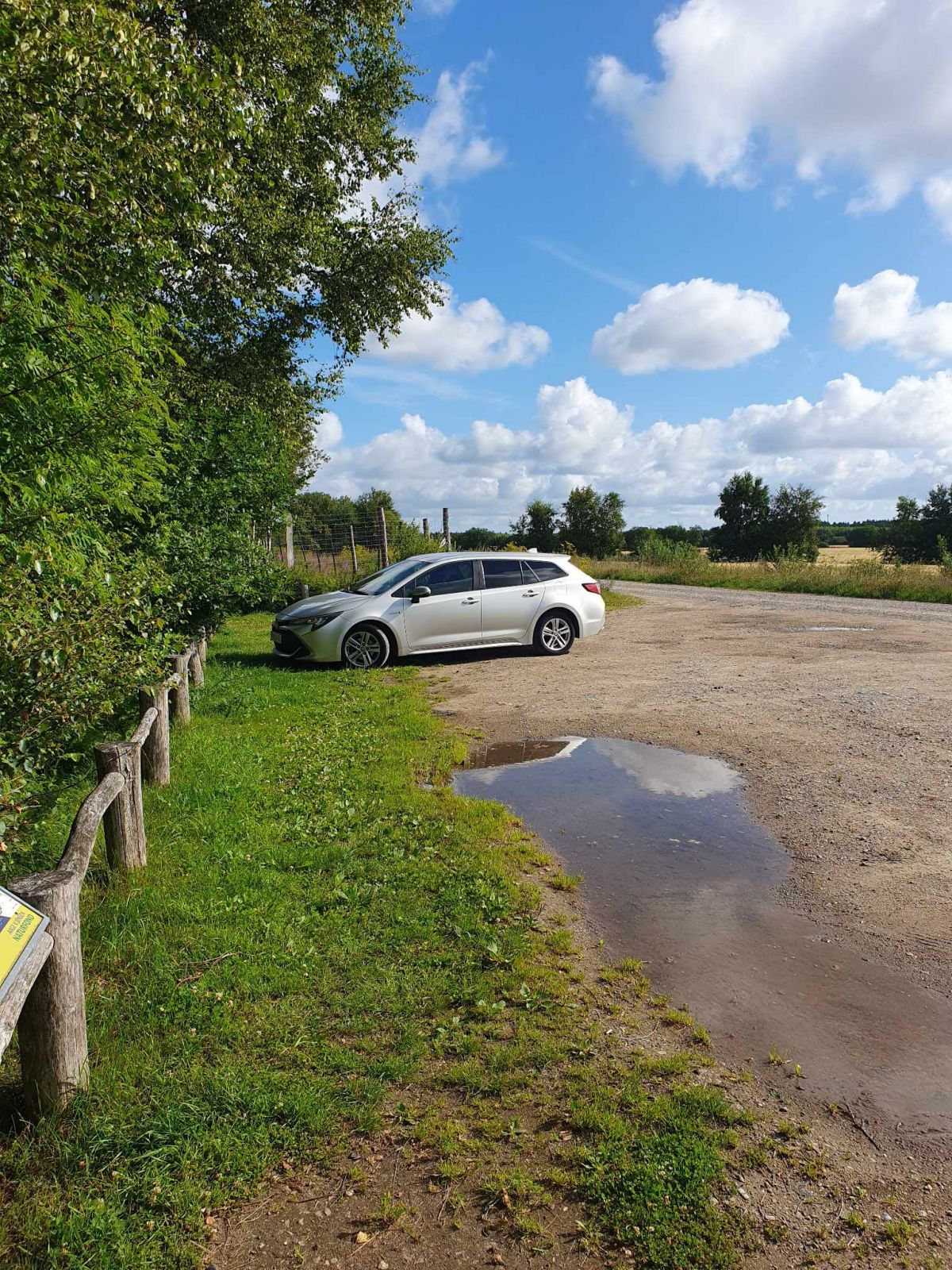 Parkeringspladsens belægning er af grus 