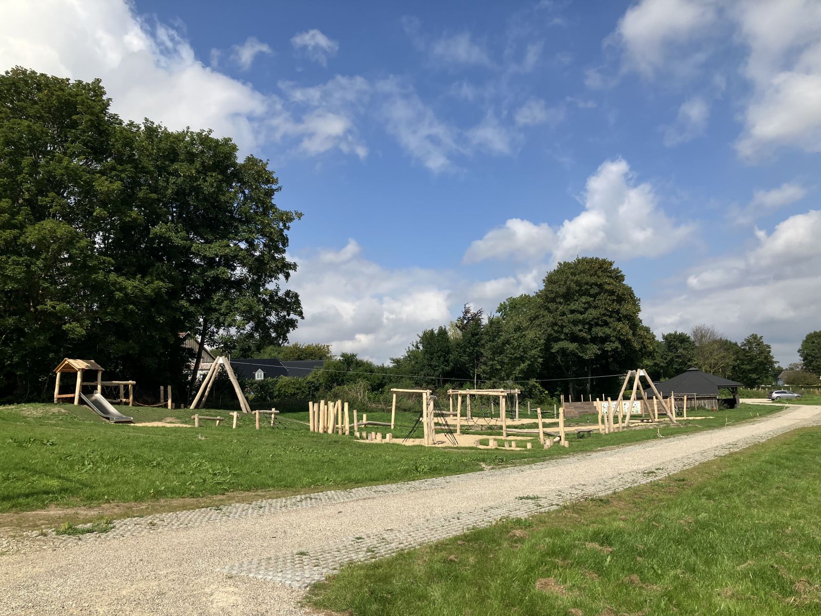 Nyanlagt legeplads med svævebane og motorikbane