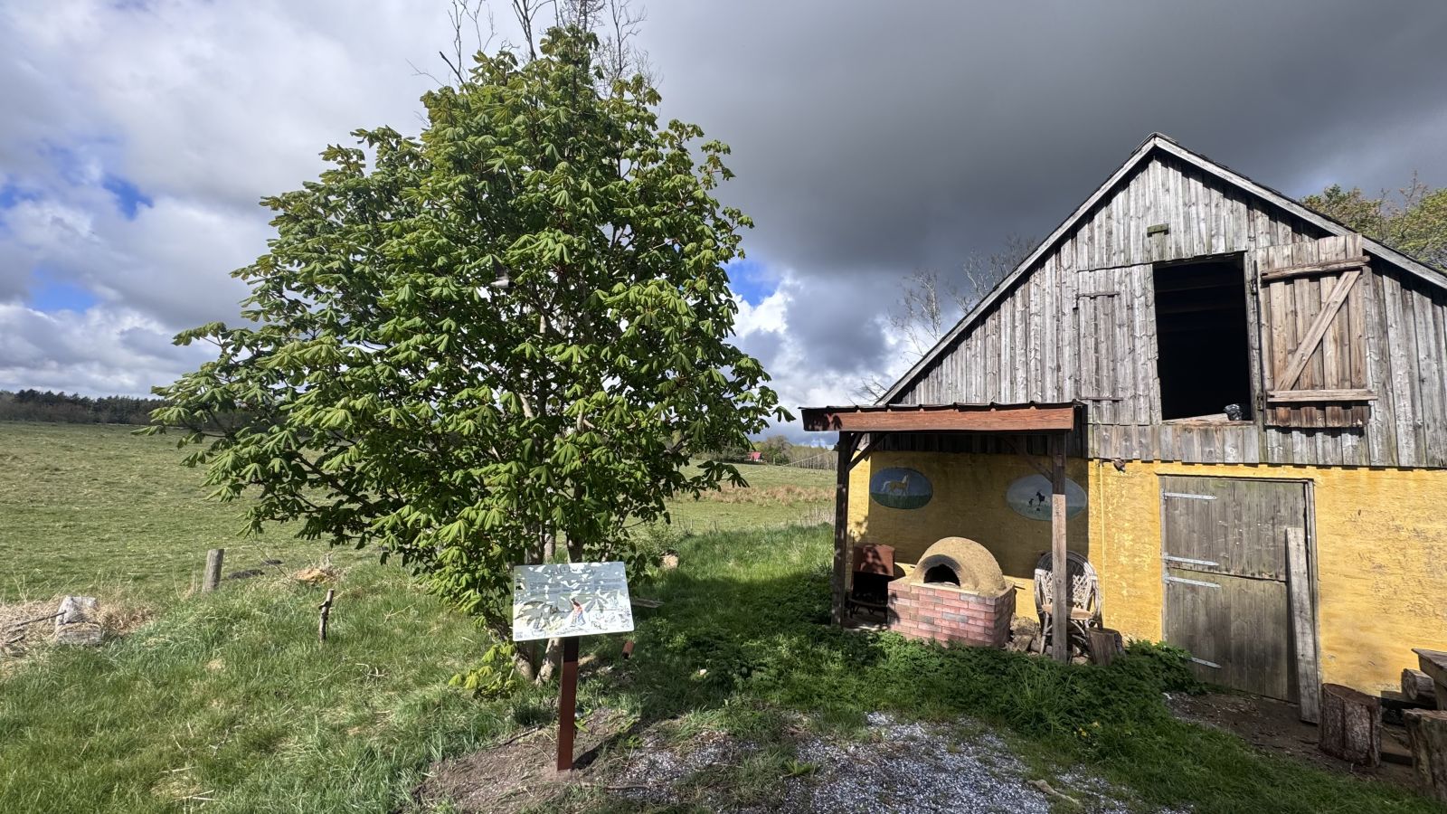 Skilt og lerovn ved Det Gule Hus