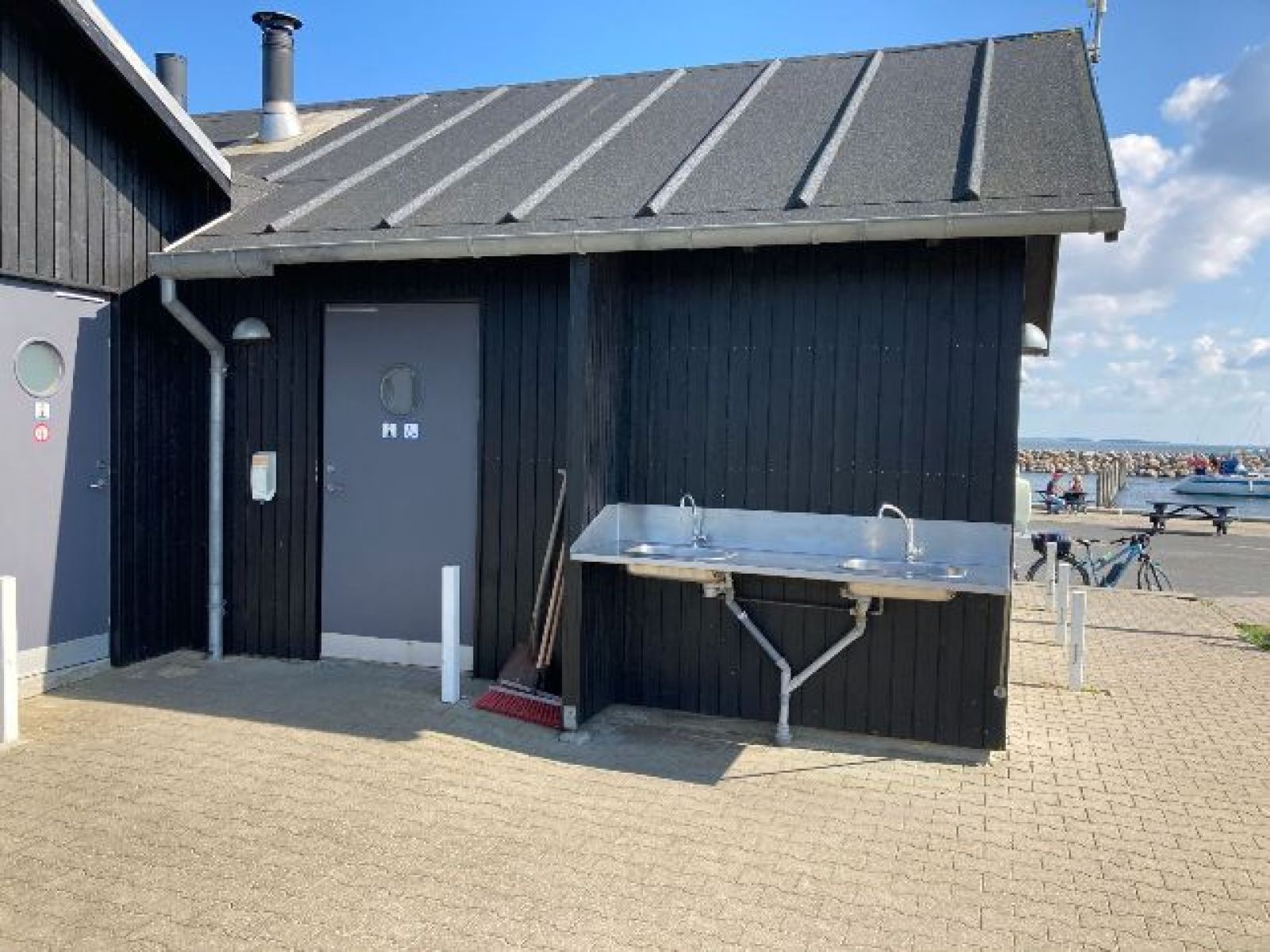 Der er flisebelægning hele vejen rundt om bygningen