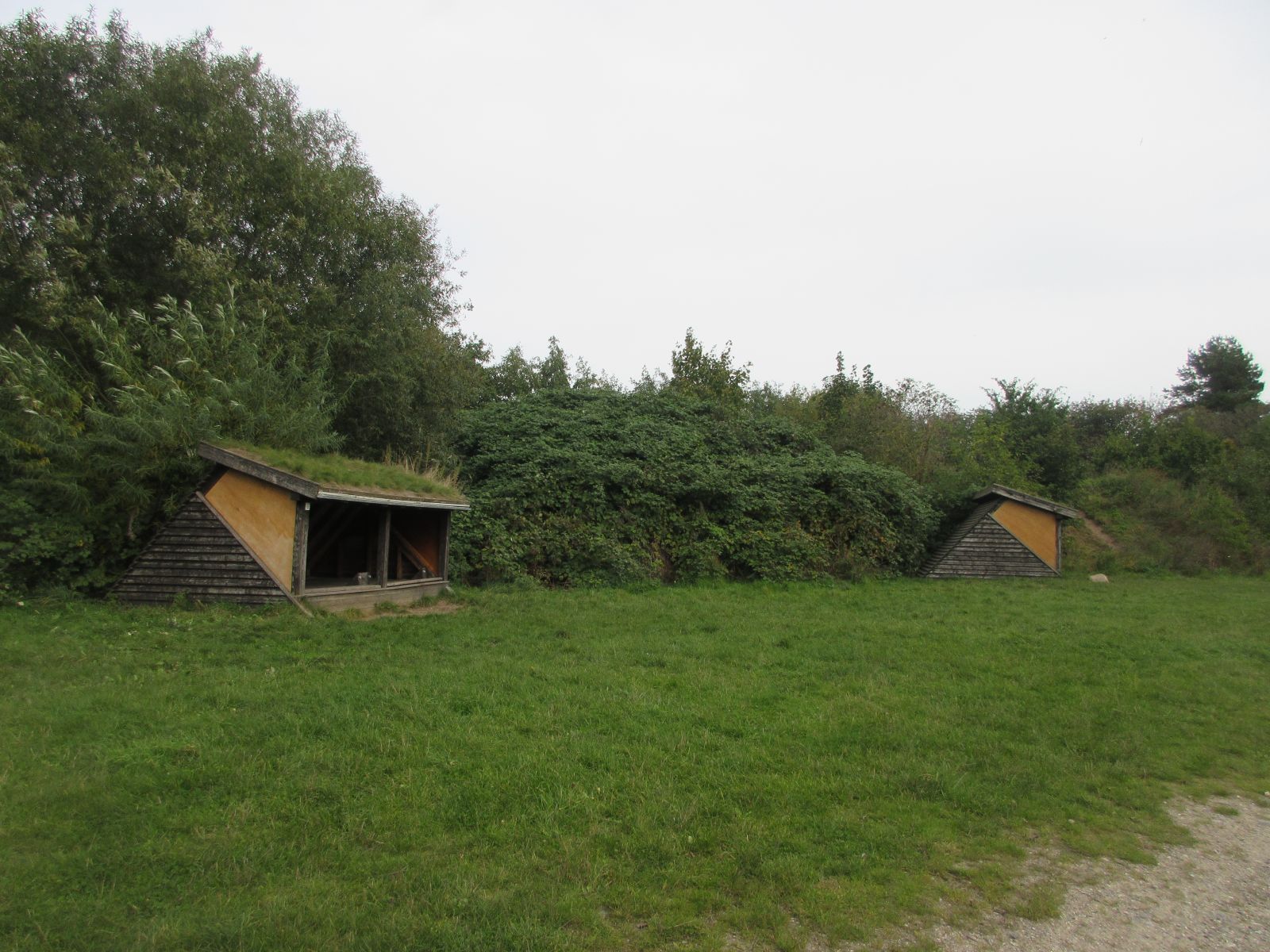 2 af de 3 shelters i yderkanten af pladsen