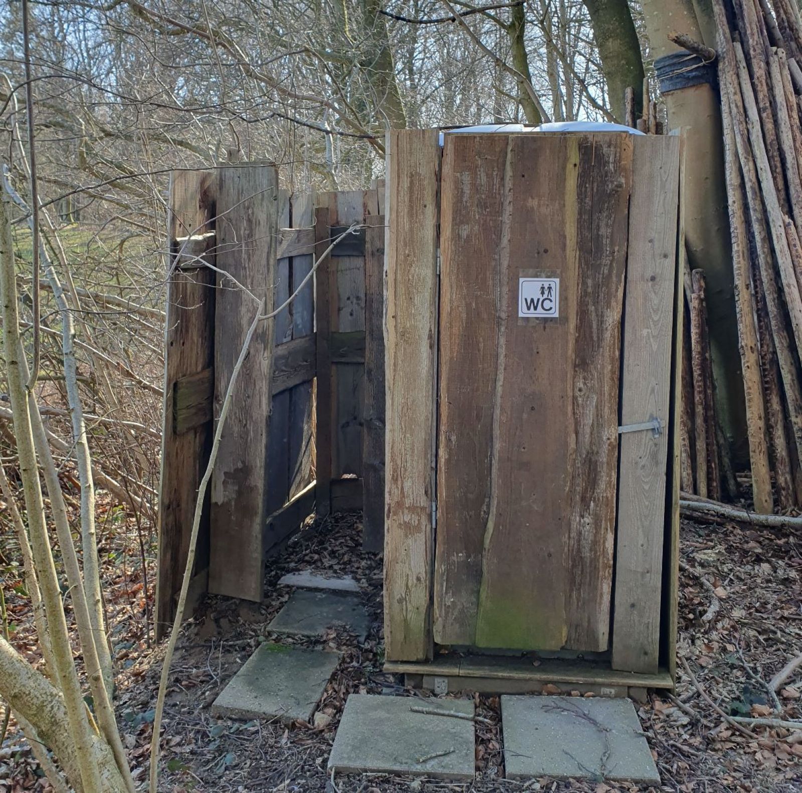Multtoilettet ligger i forbindelse med P-pladsen.