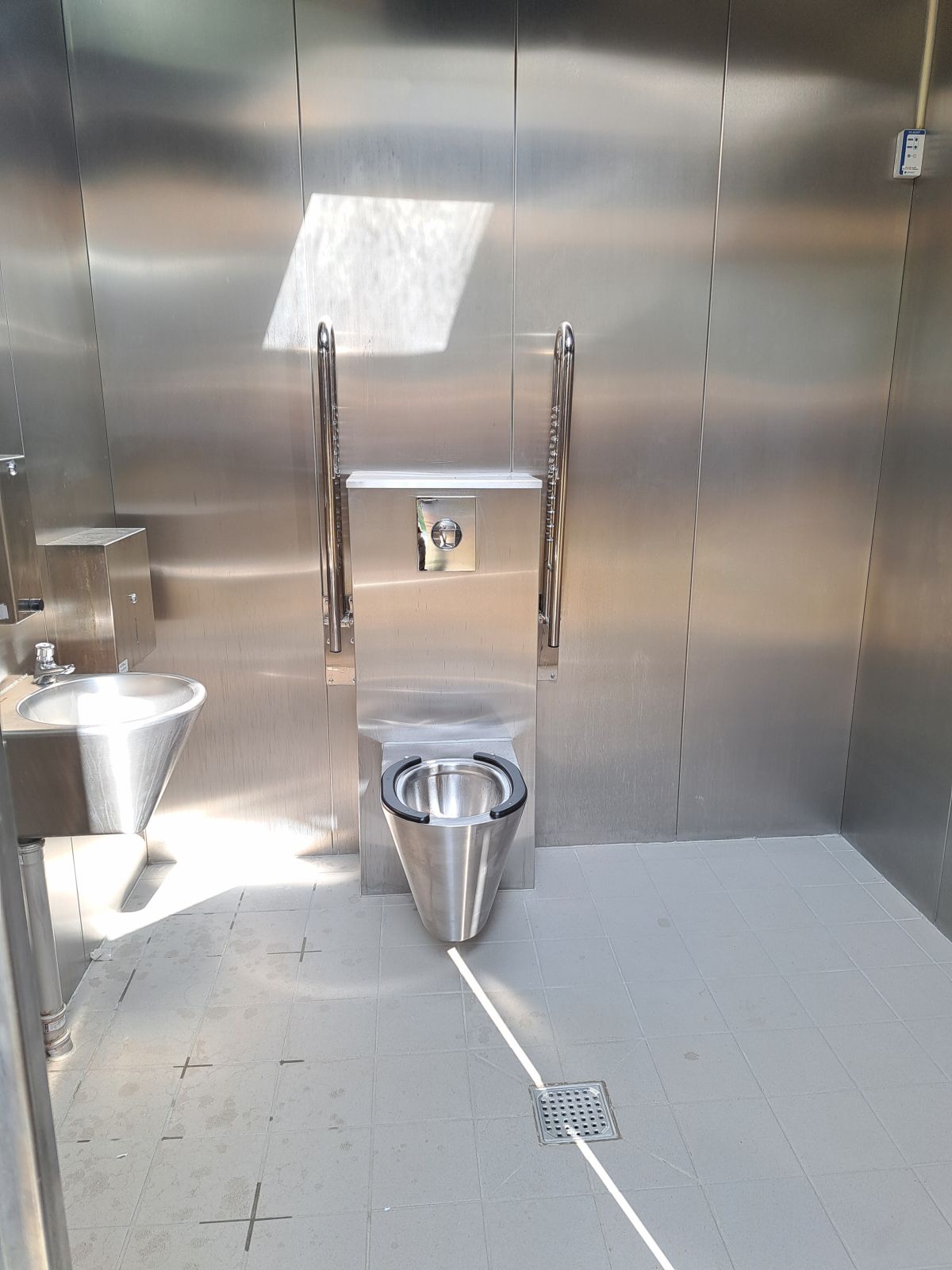 Toilettet er med armstøtter