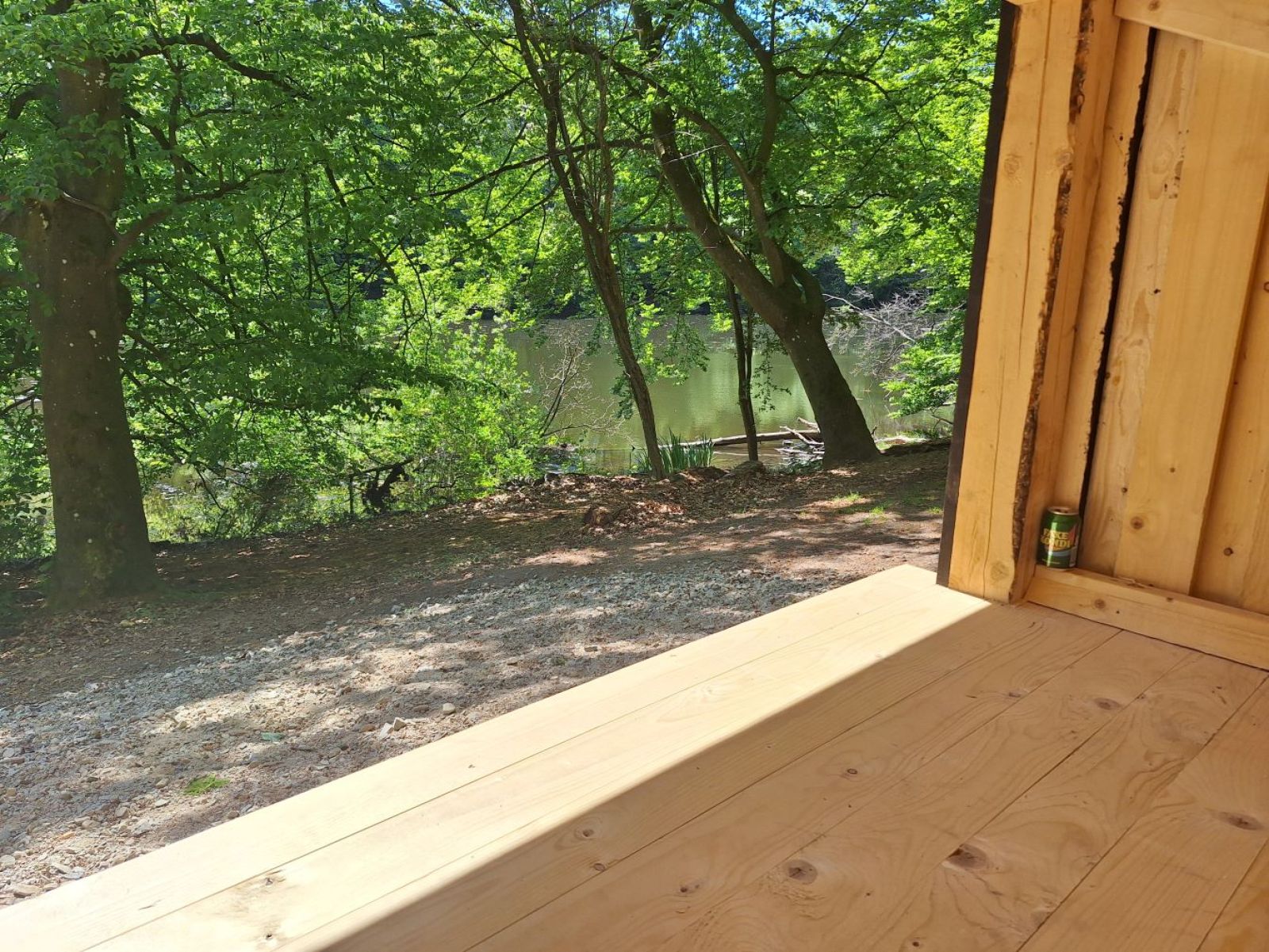 Udsig inde fra shelteret ud over sø