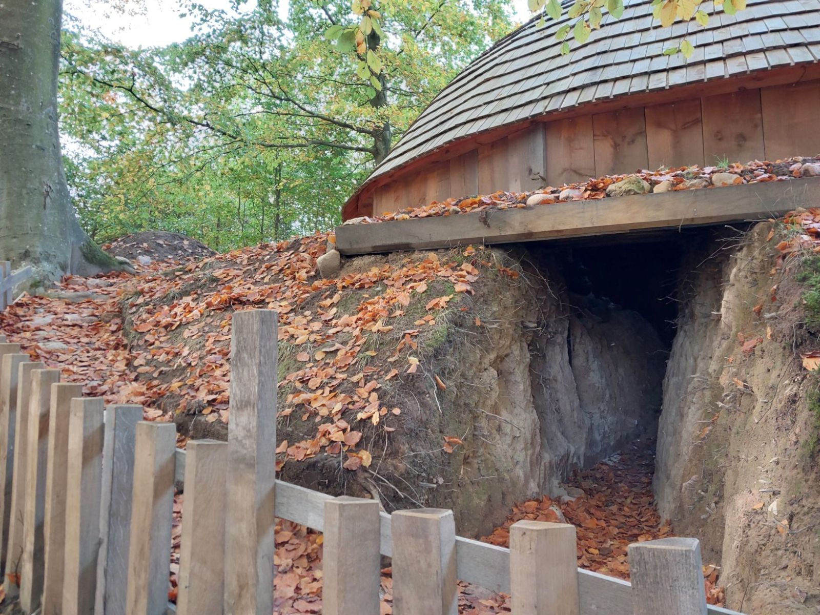 Trærækværk og åbning ind i Jordhuset 