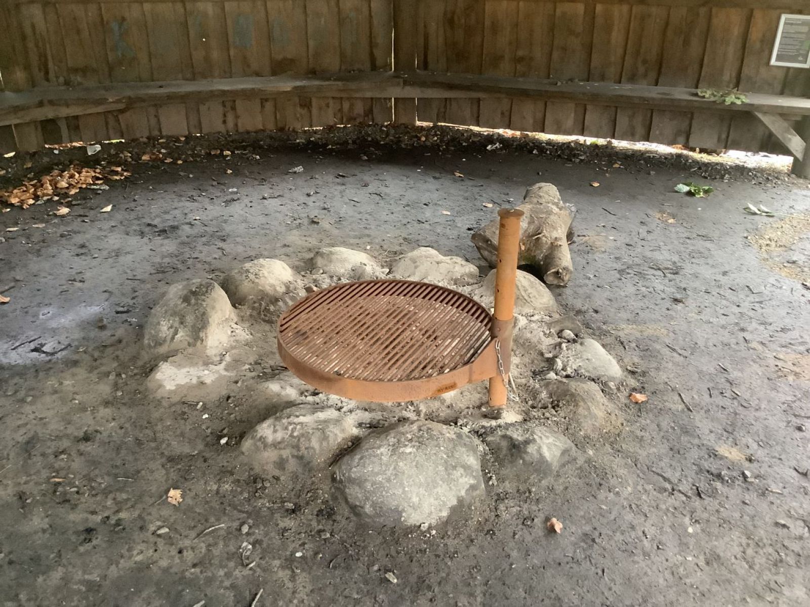 Bålhytten har en bålplads med grillrist