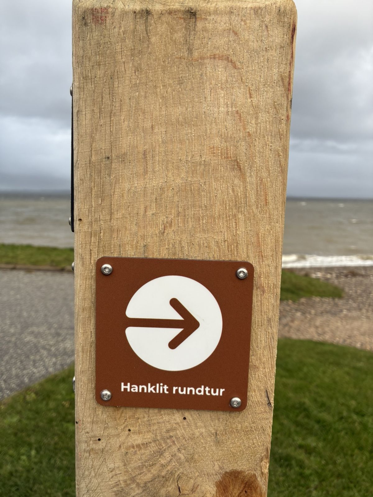 Skiltene som viser vej på Hanklit rundturen er rødbrune