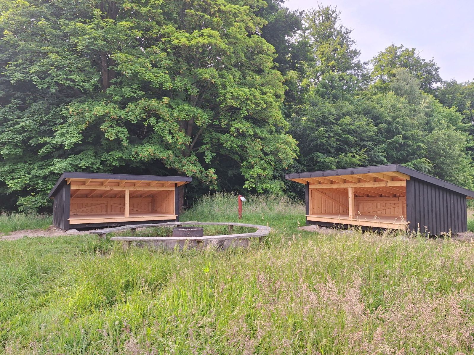 Oversigt over de 2 shelters og bålplads