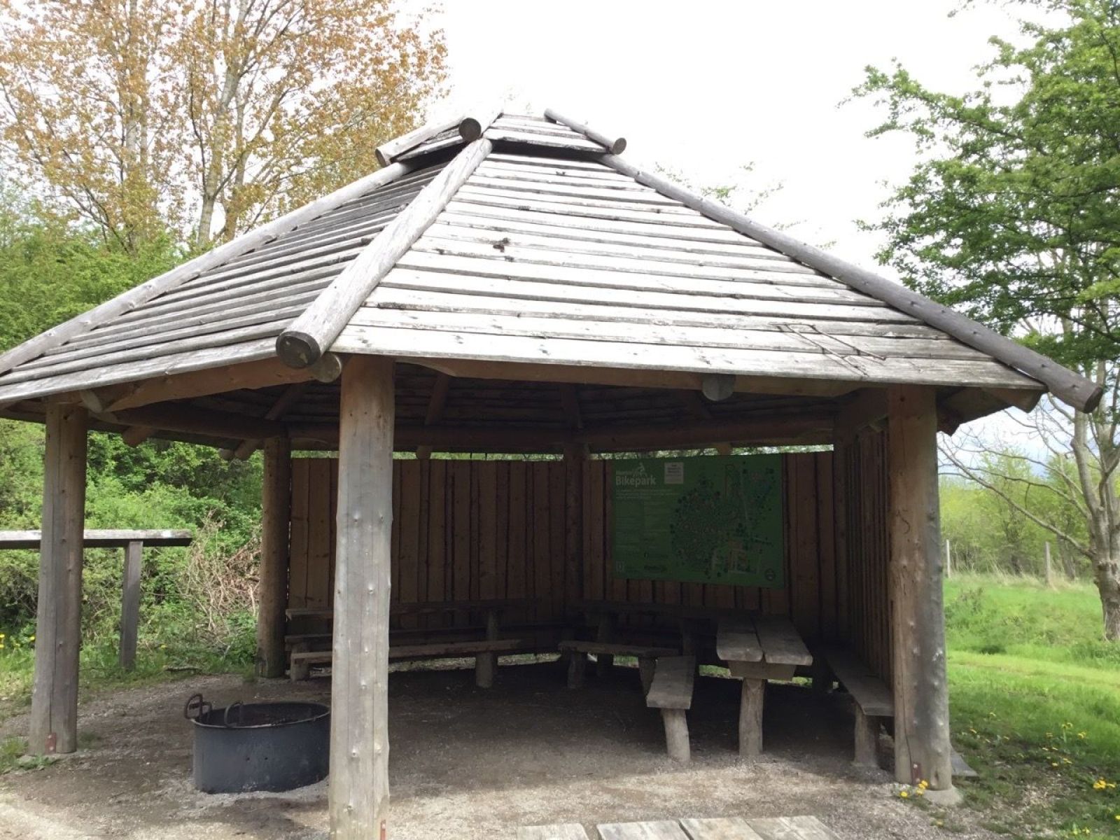 Bålhytte med bålplads med grill og bordebænkesæt, shelter in Denmark