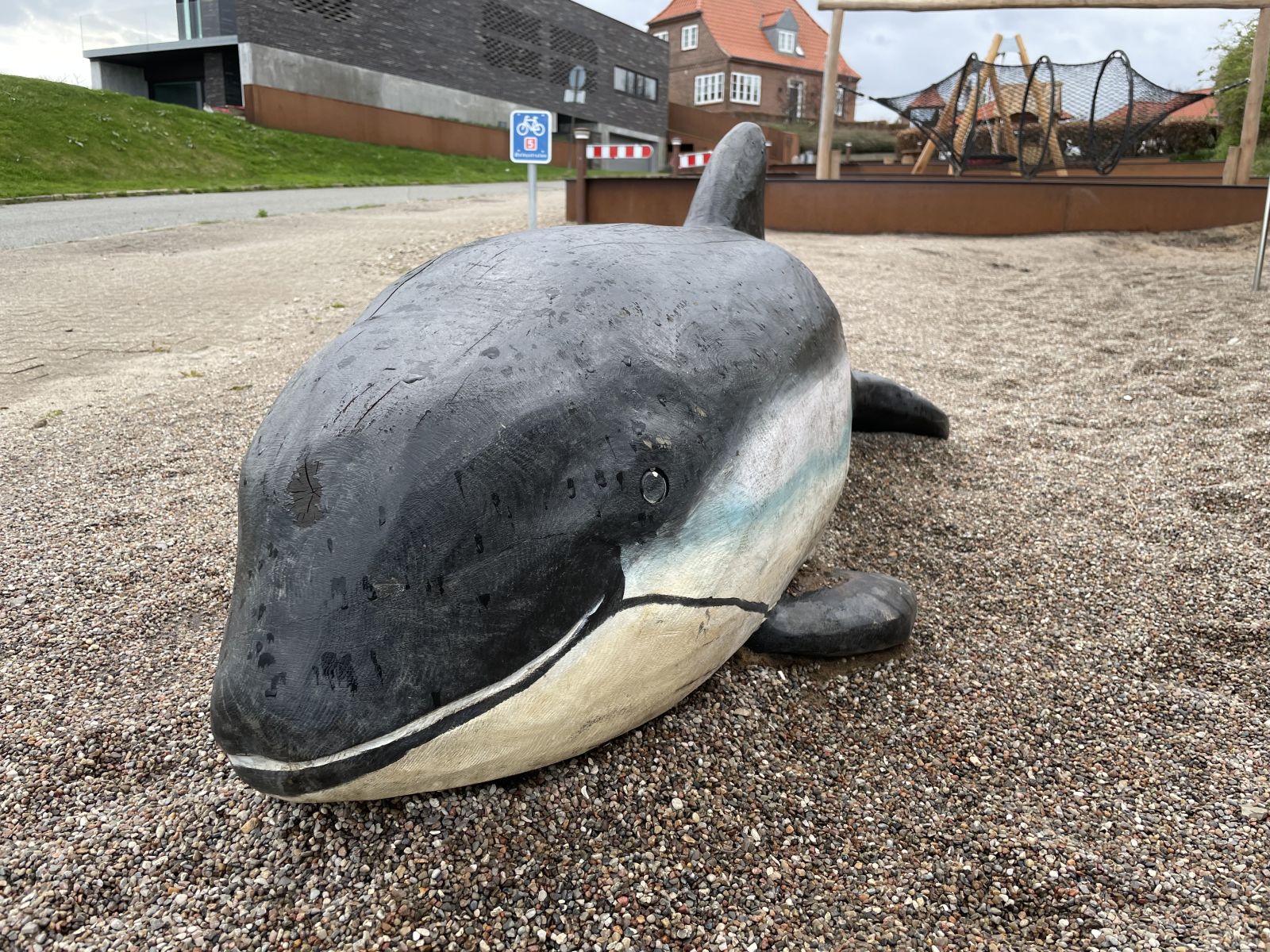 Naturlegeplads ved Strandstien med træfigur - Marsvin