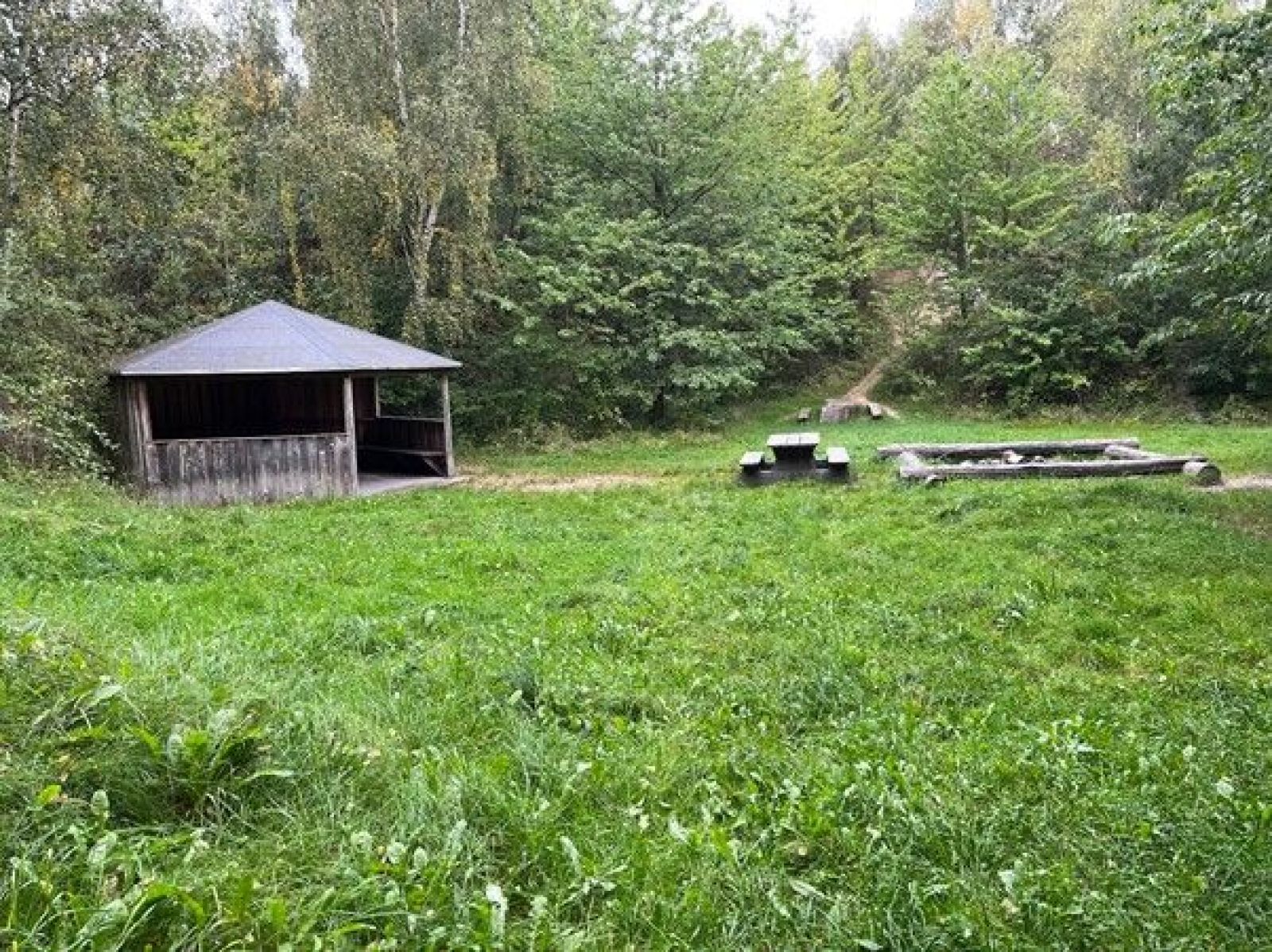 Madpakkehus og bålplads