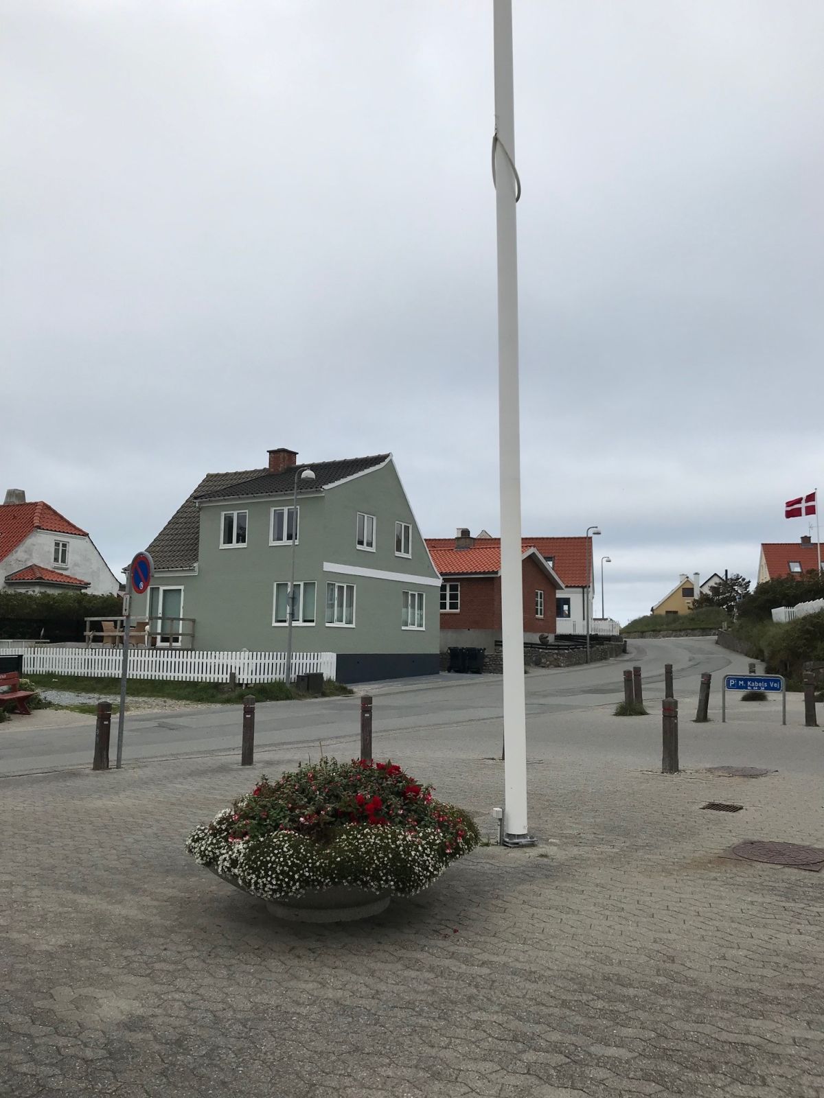 Inde midt i Lønstrup by hvor underlaget vil være asfalt gennem hele byen indtil man når stranden. 