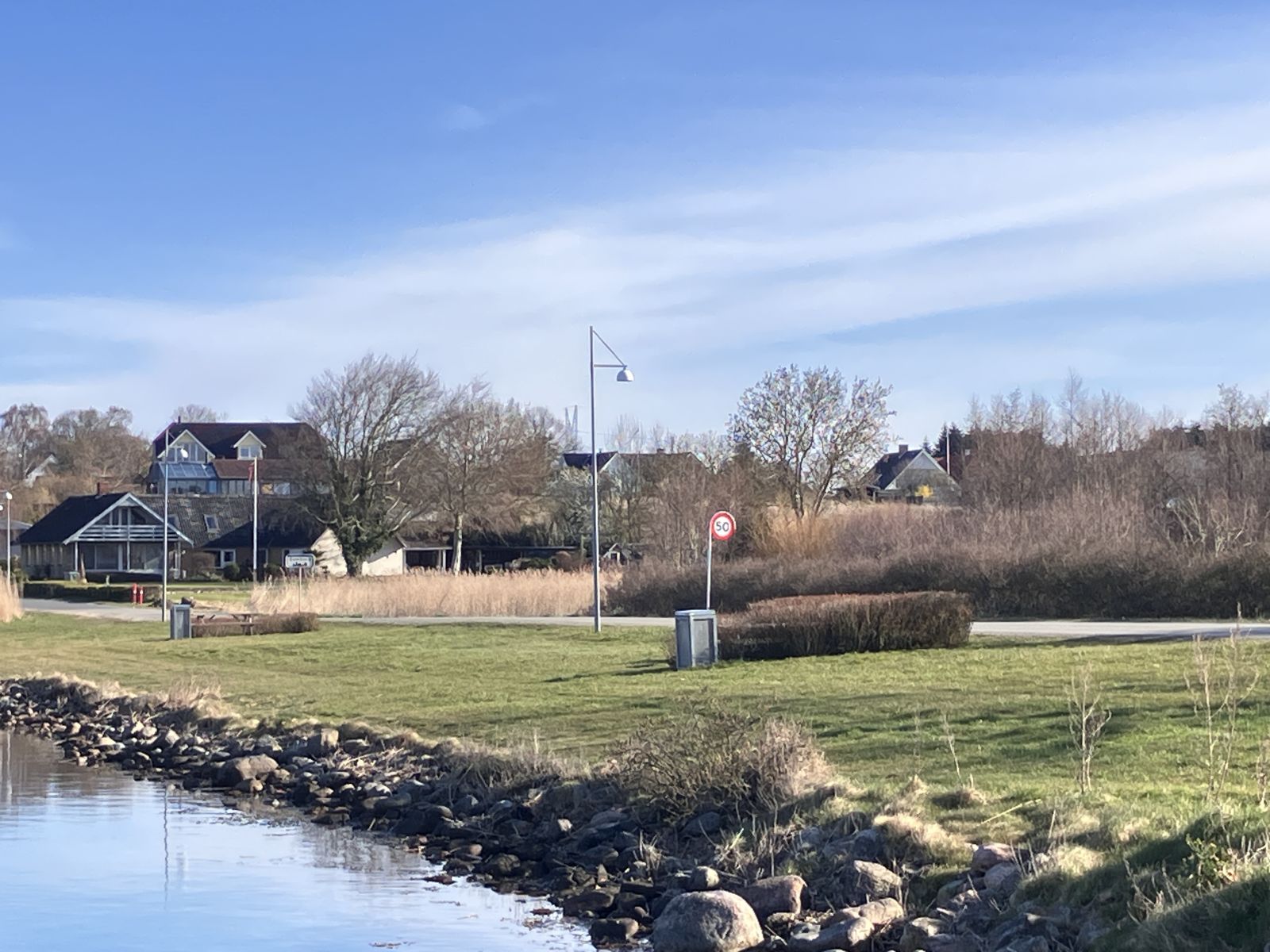 græsplæne med 3 bord/bænk sæt