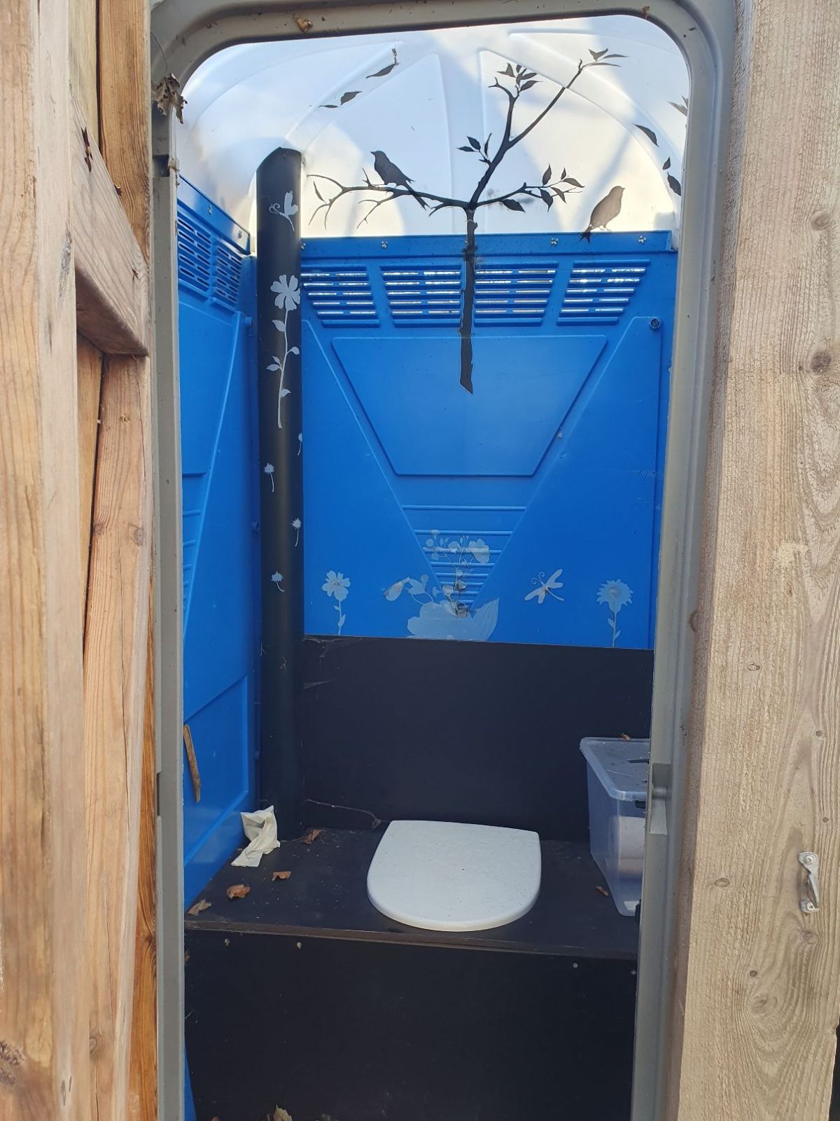 Multtoilettet ligger i forbindelse med P-pladsen.